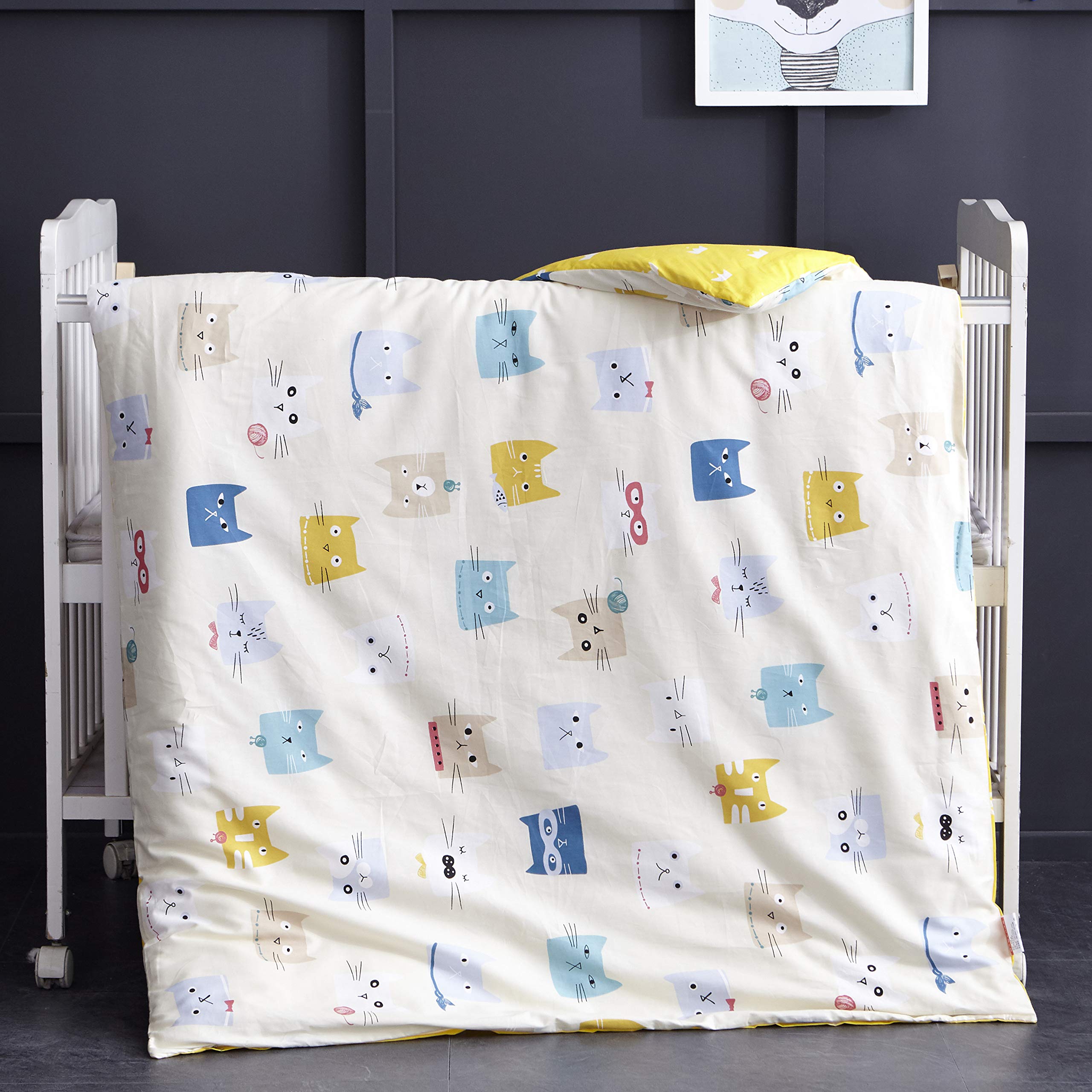 MEJU Cat Kitty pillowcase detail shows the cartoon motif and durable cotton for all-night use.
