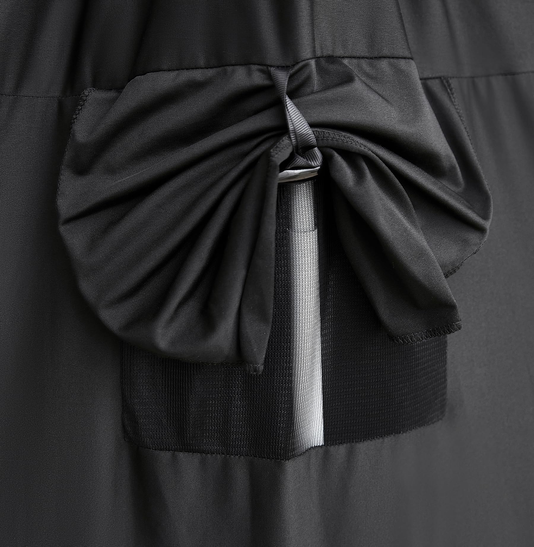 Mengersi sleep tent uses breathable fabric to improve air circulation.