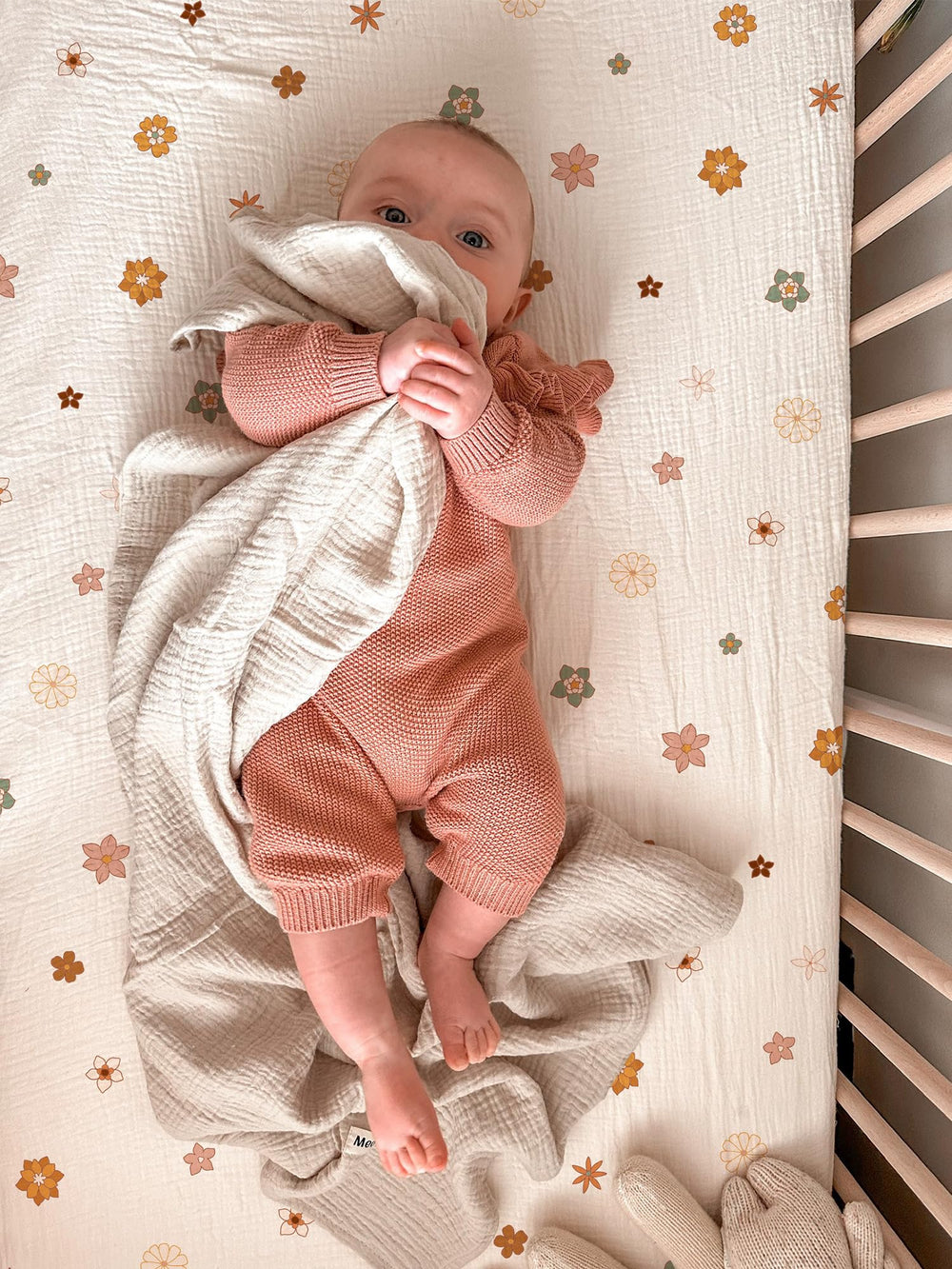 Meowcards bassinet sheet muslin-texture offers soft, breathable fabric