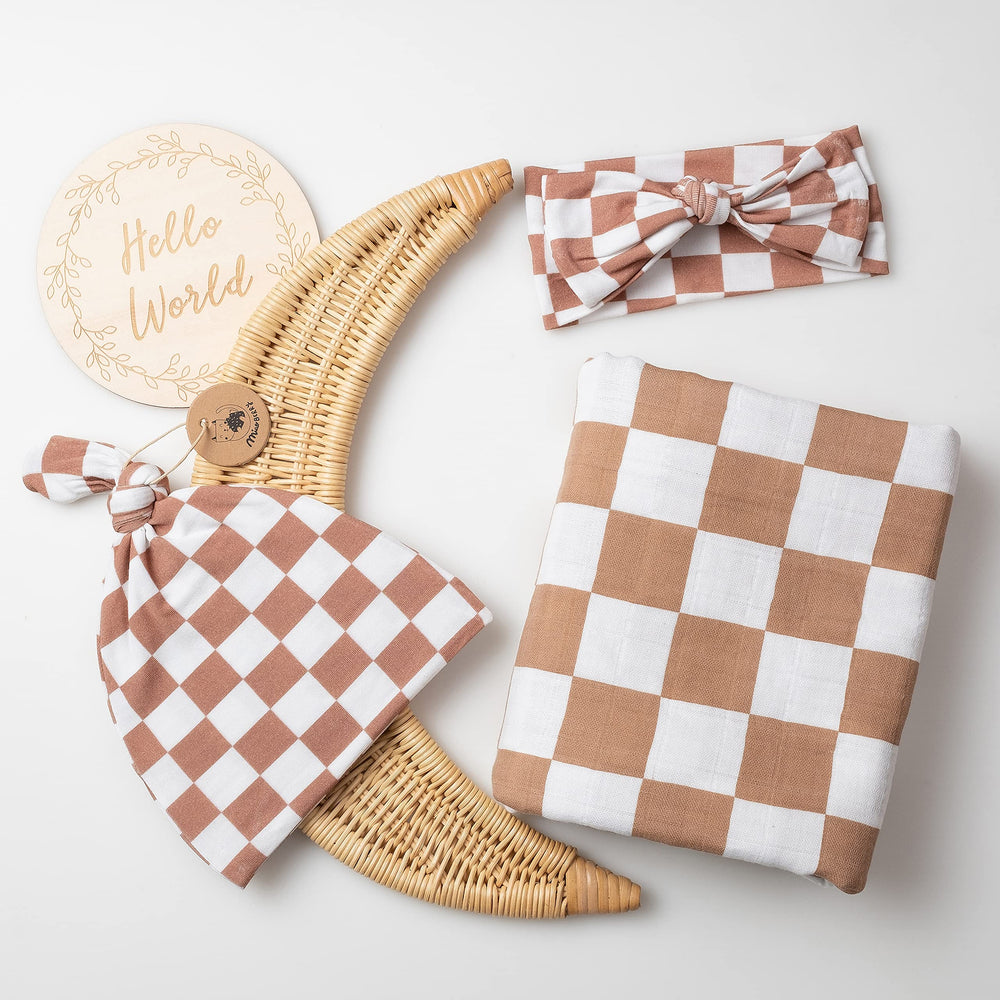 Miaoberry gift box with hat and bow, ready for baby gifting.