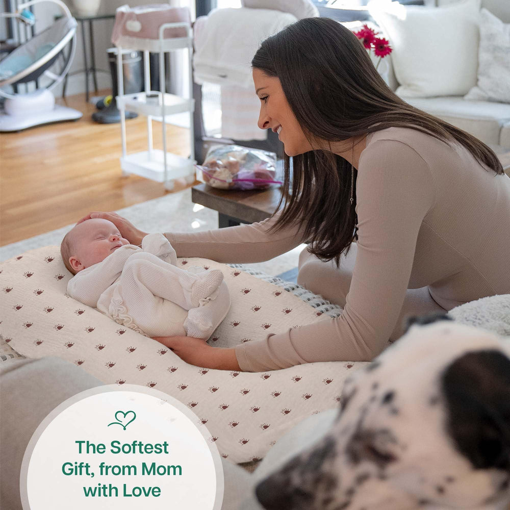 Mi Flor Muslin Baby Lounger Cover fits various loungers up to 30.7 by 20 inches.