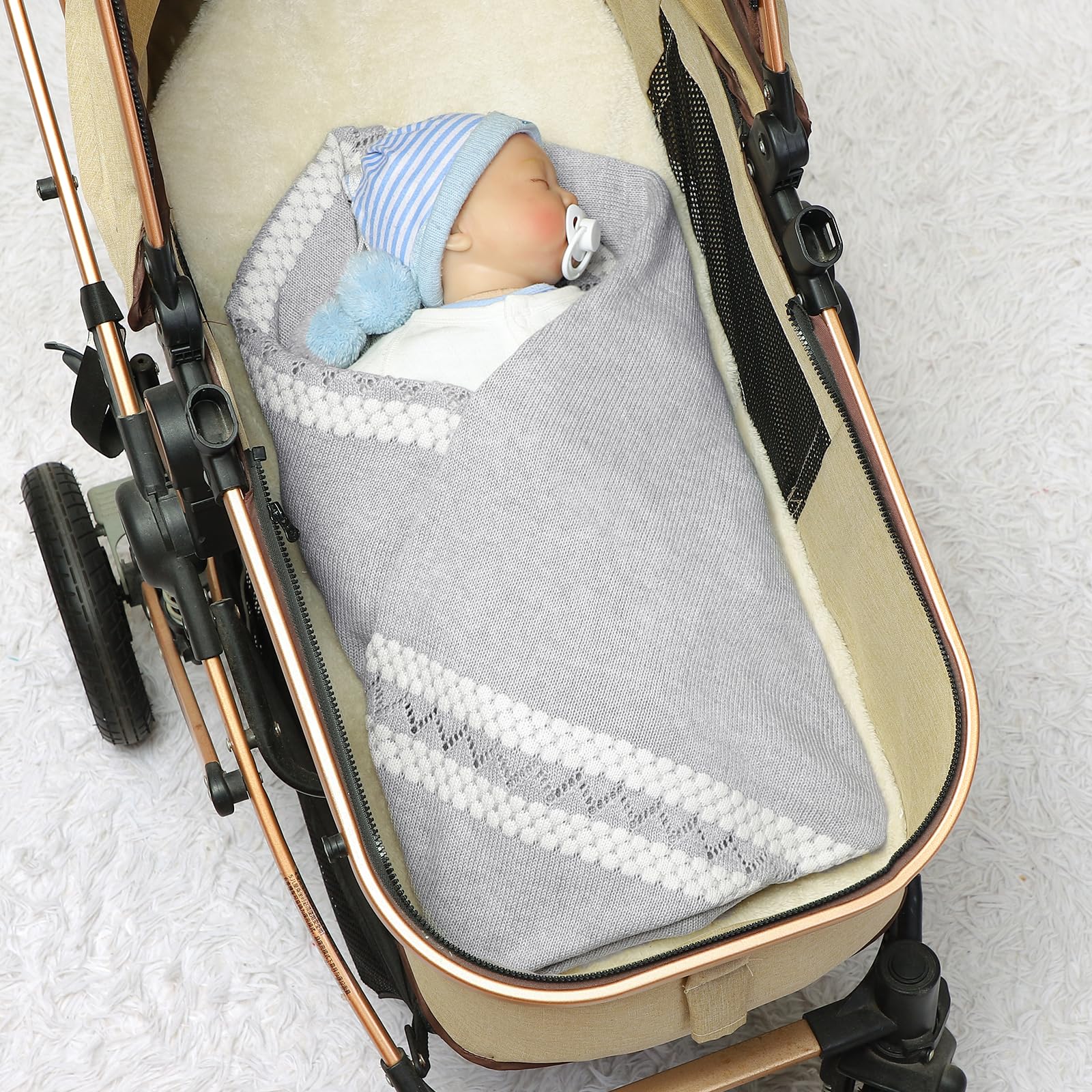 mimixiong nursing-cover scenario showing soft cotton blanket
