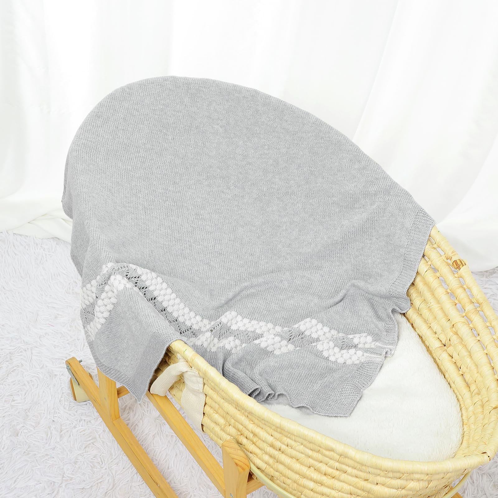 mimixiong knit blanket in use as stroller cover for warmth