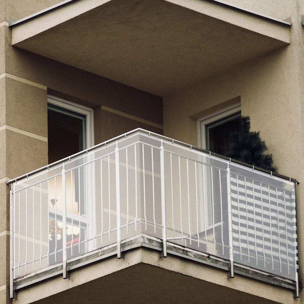 Minne Baby Banister Guard white honeycomb design ensures visibility and safety.