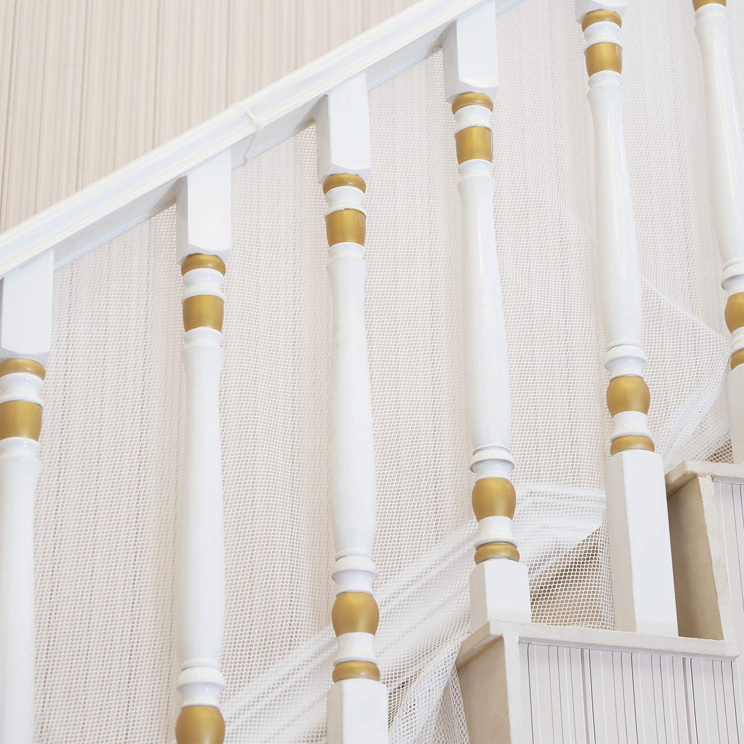 Minne Baby banister guard demonstrates wide application on stairs and balconies.