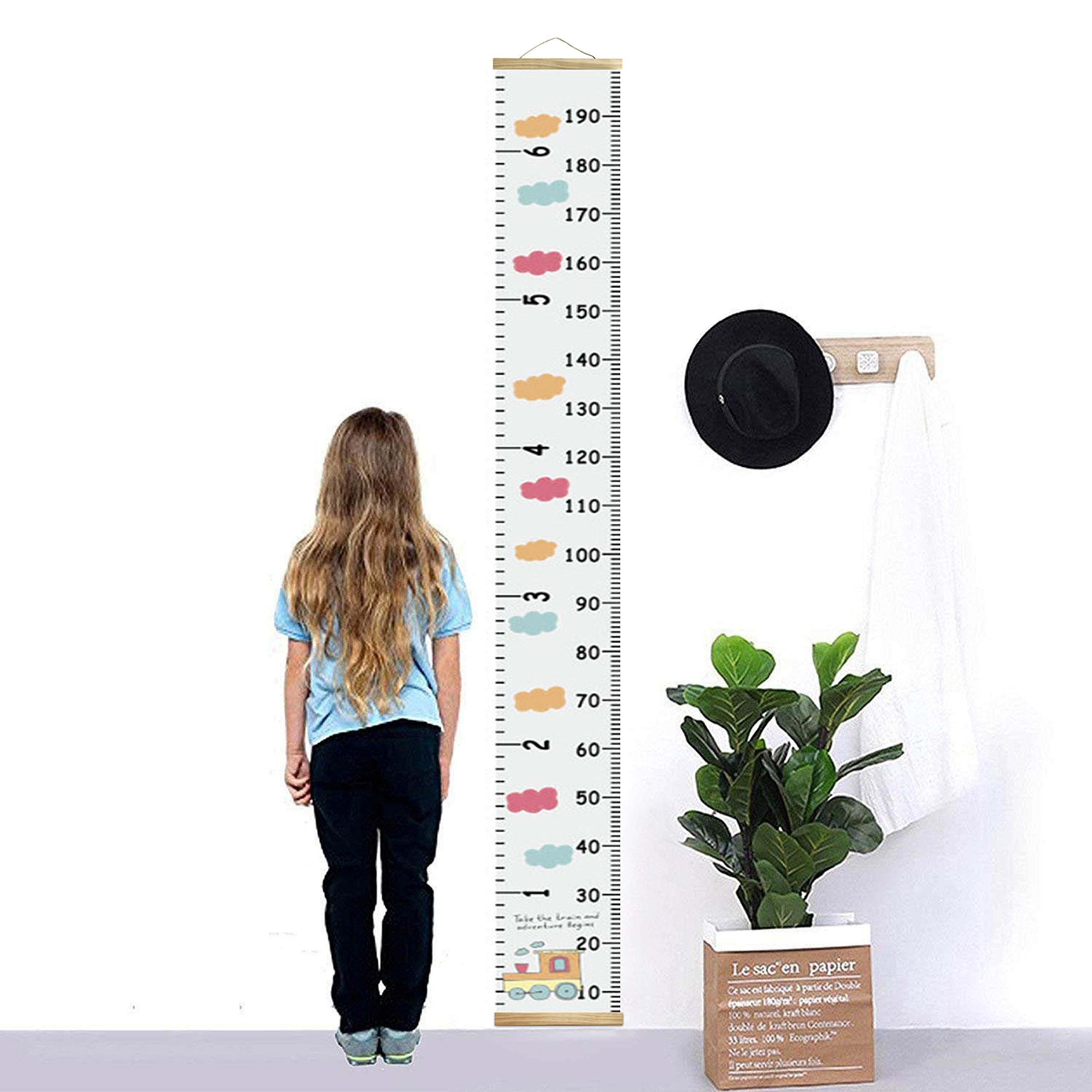 MinoMia growth chart rope-top hanger enables easy installation and repositioning.