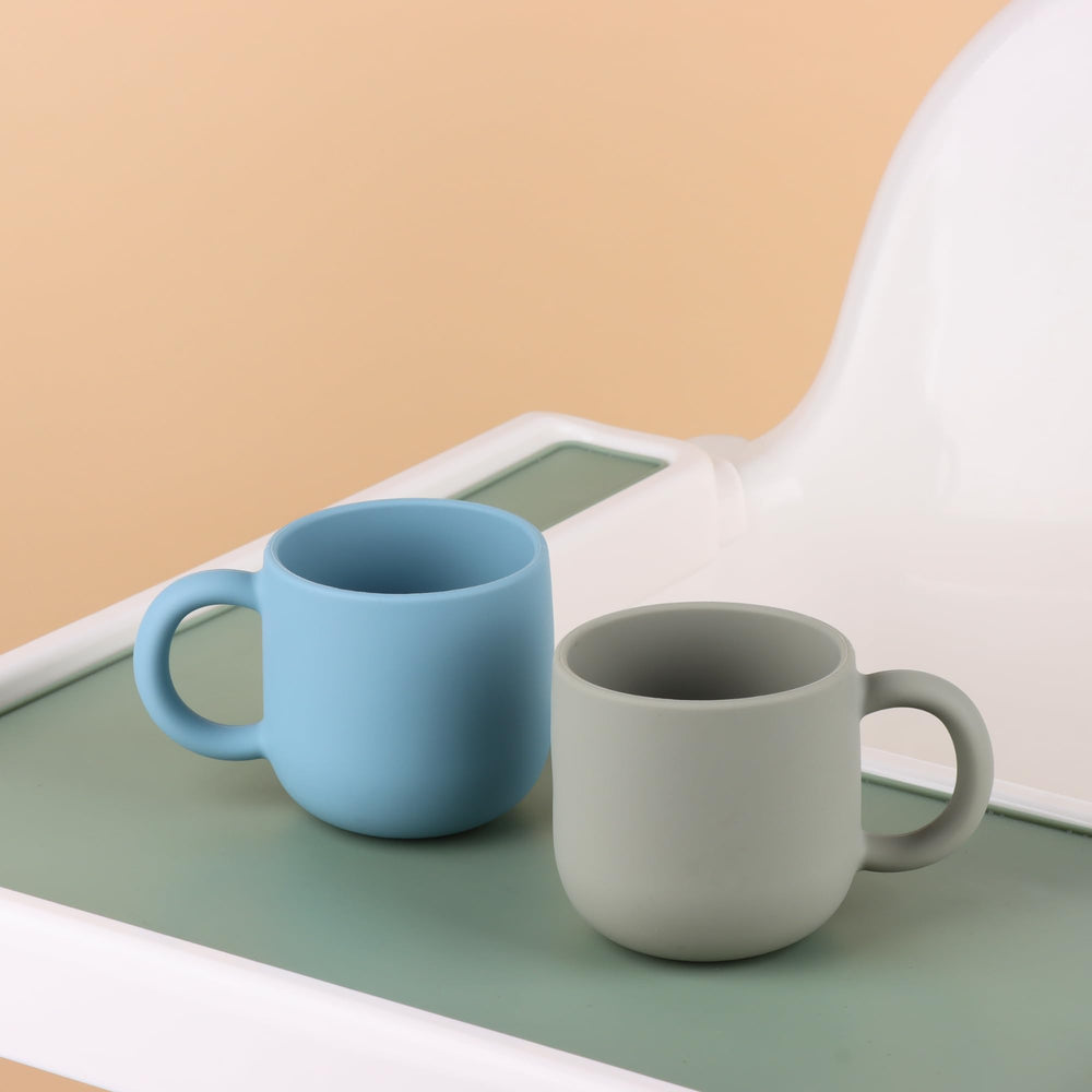 Mintlyfe pack-2 silicone drinking mugs side view with easy-grip handle for independent drinking.