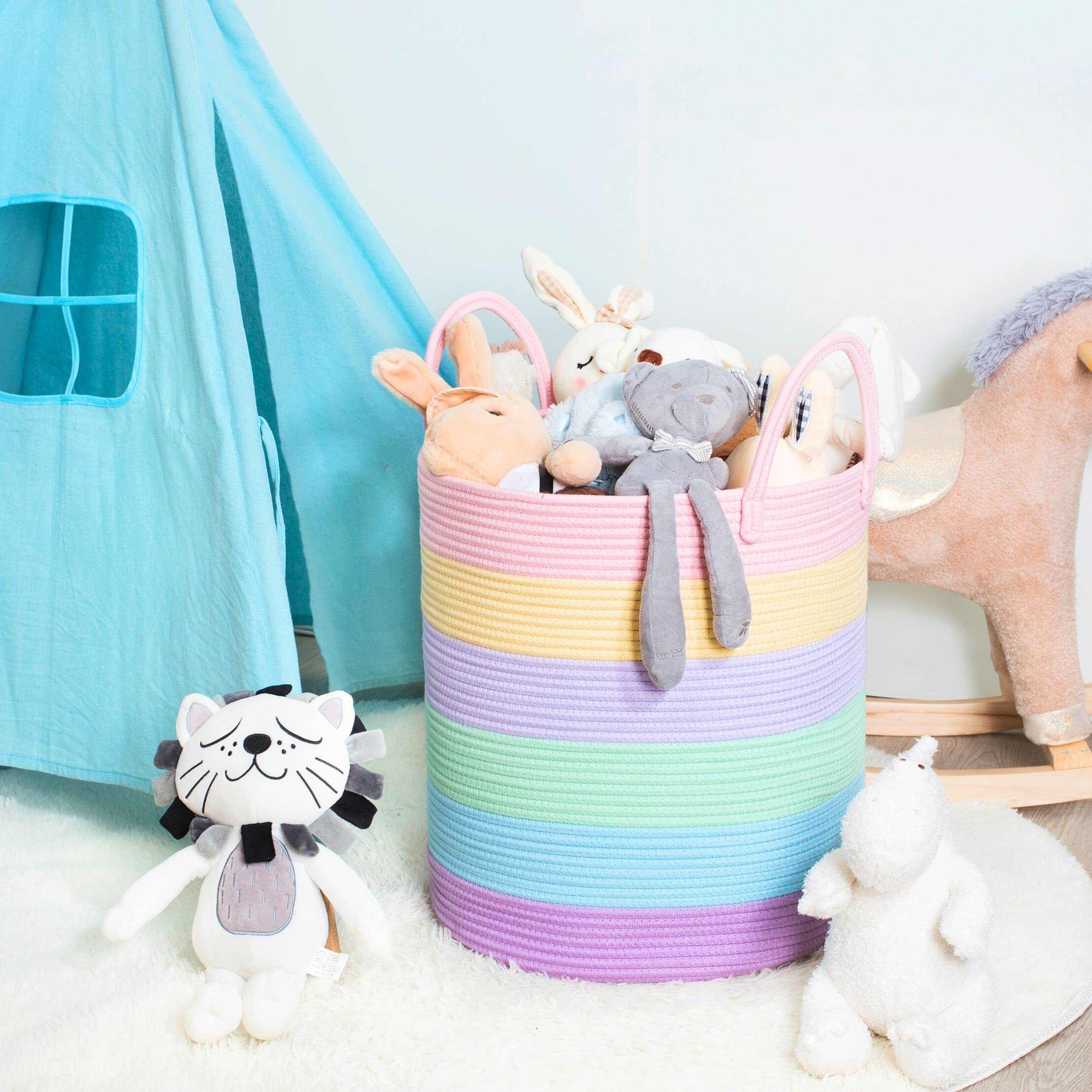 MINTWOOD Design multi-purpose basket with reinforced handles ideal for blankets and pillows.