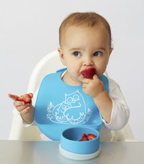 MODERN-TWIST bucket-bib dishwasher-safe-clean demonstrates effortless washing after meals.