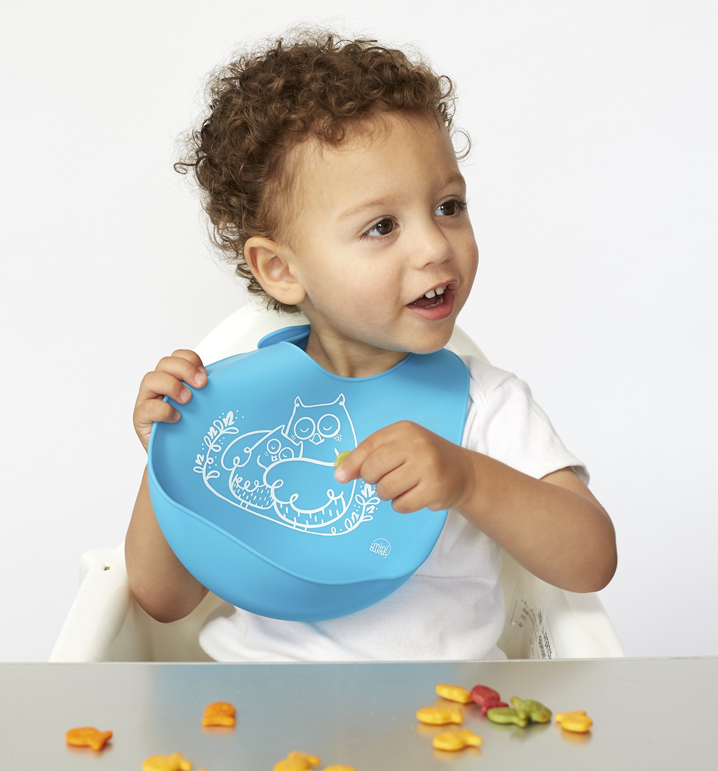 MODERN-TWIST bucket-bib open-pocket mealtime view illustrates food-catching feature and quick cleanup.