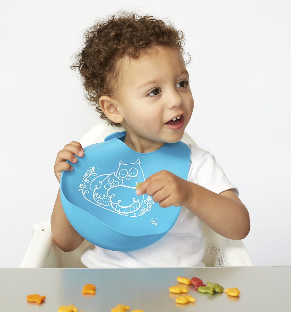 MODERN-TWIST bucket-bib open-pocket mealtime view illustrates food-catching feature and quick cleanup.