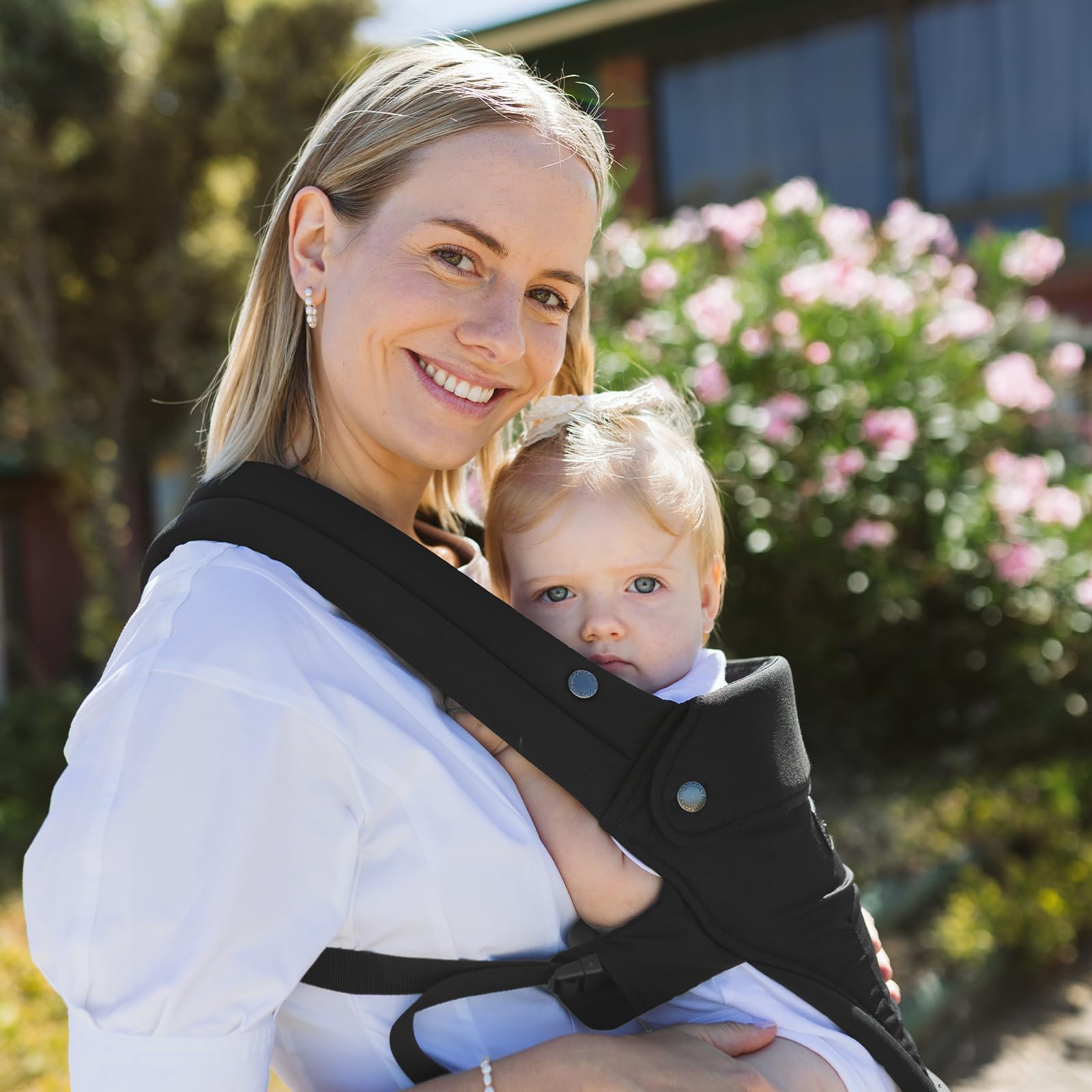 Momcozy easy-on-off buckles enable one-person wear on busy mornings.