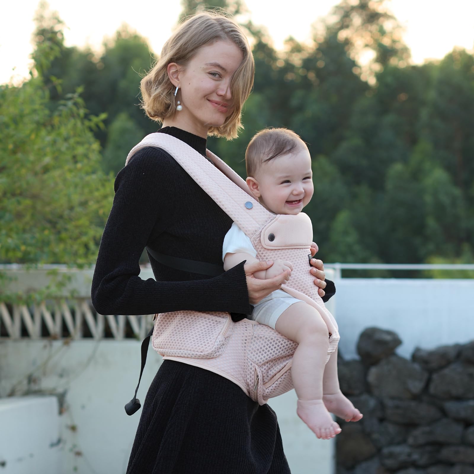 Momcozy compact-fold design stores easily in a bag when not in use.