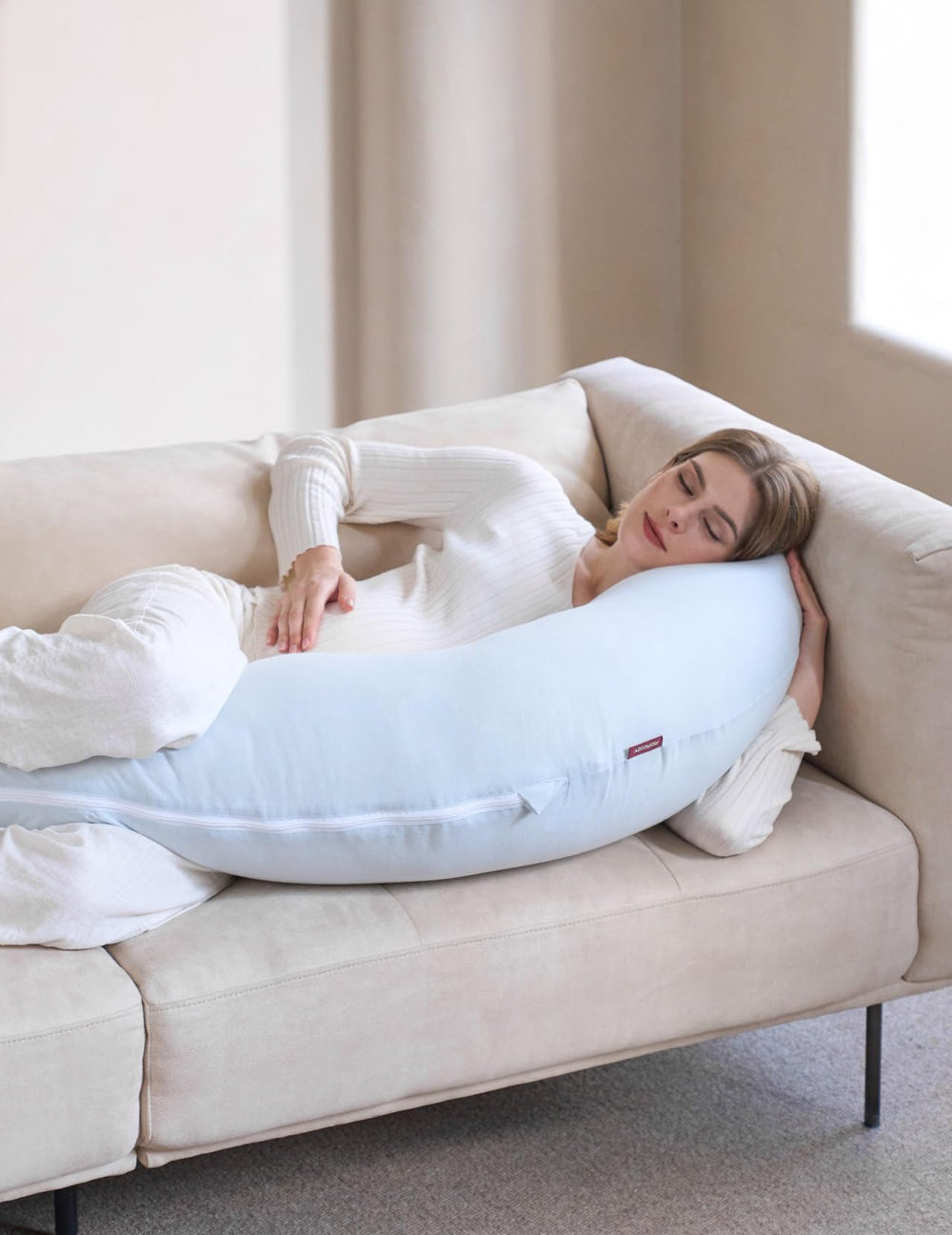 Momcozy ergonomic pillow relieves pressure through head, neck, back, and belly.