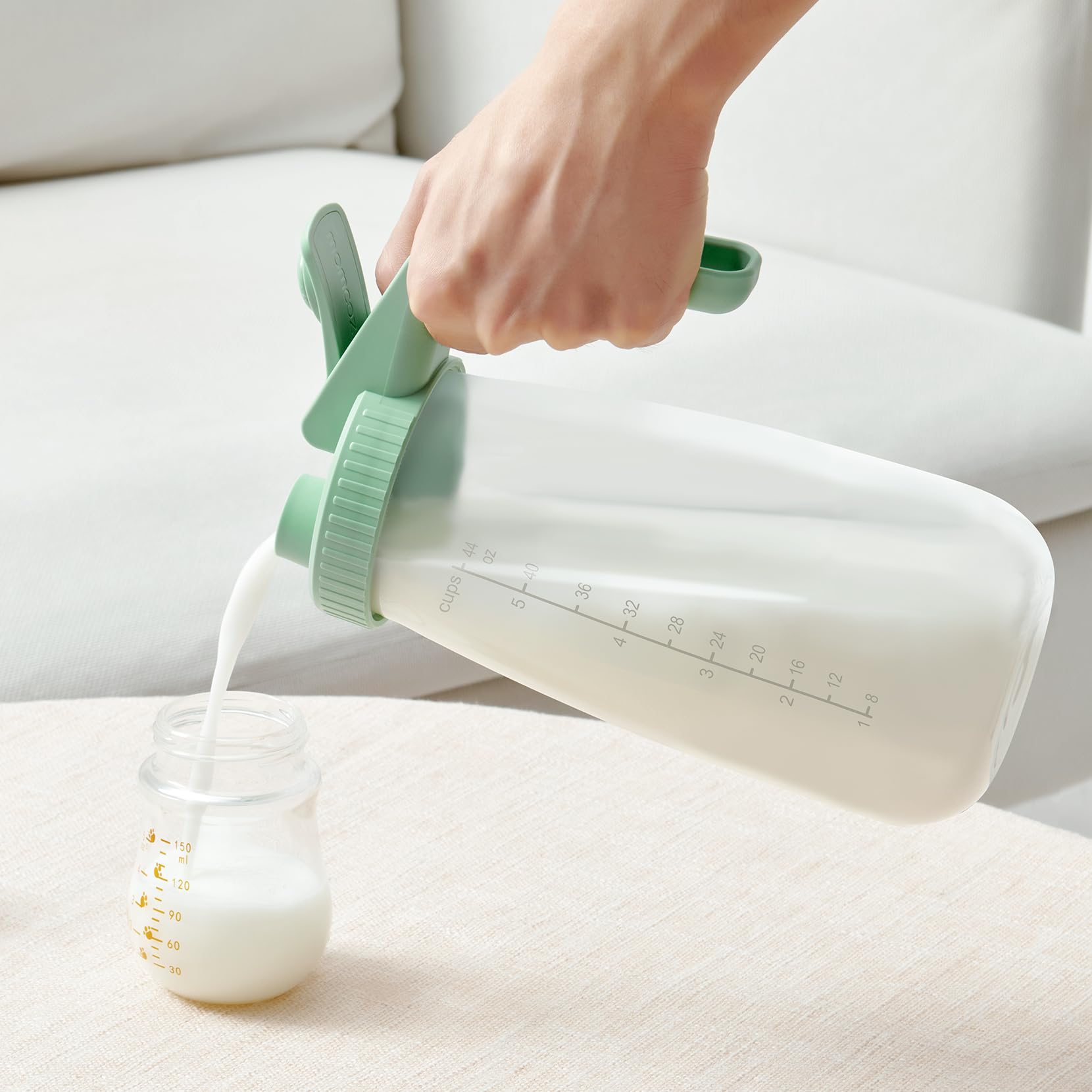 Momcozy heat-resistant pitcher suitable for fridge to hot sterilization transitions