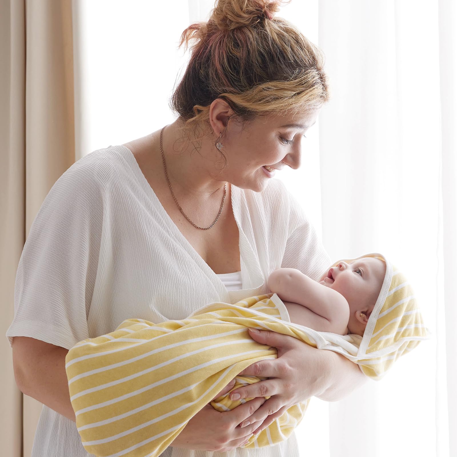 Momcozy lemons hooded towel design brings bright bath-time vibes.