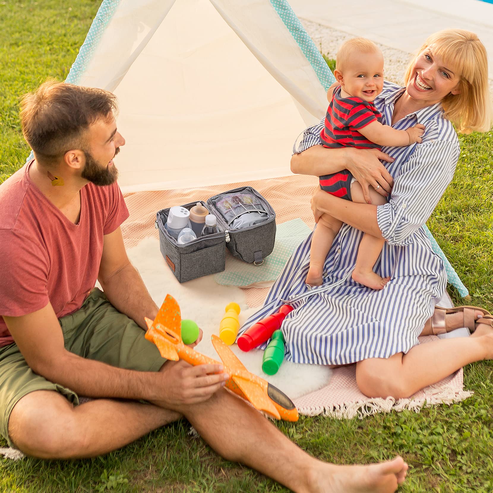 Momcozy picnic/camping use bag keeps drinks and milk organized