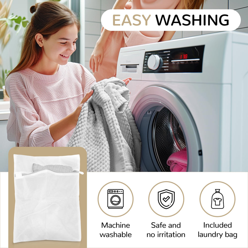 Momsnug muslin towel in travel bag, compact and easy to pack
