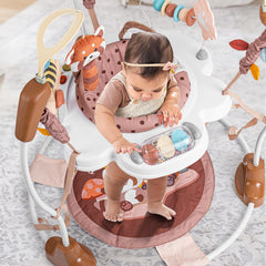Monniebaby Red Panda seat rotates 360° for easy reach of toys.
