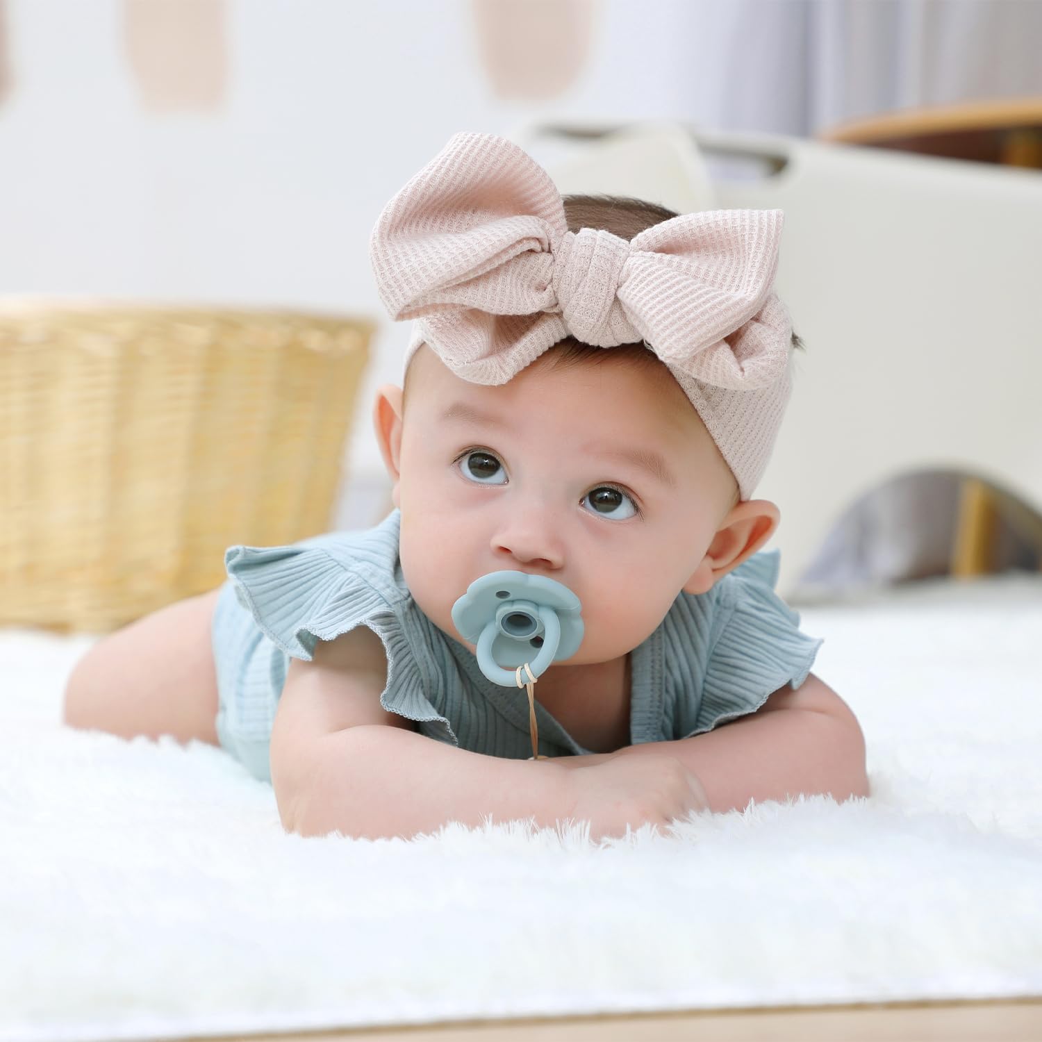 Moonkie dust-free silicone surface resists dust and keeps cleaning simple.