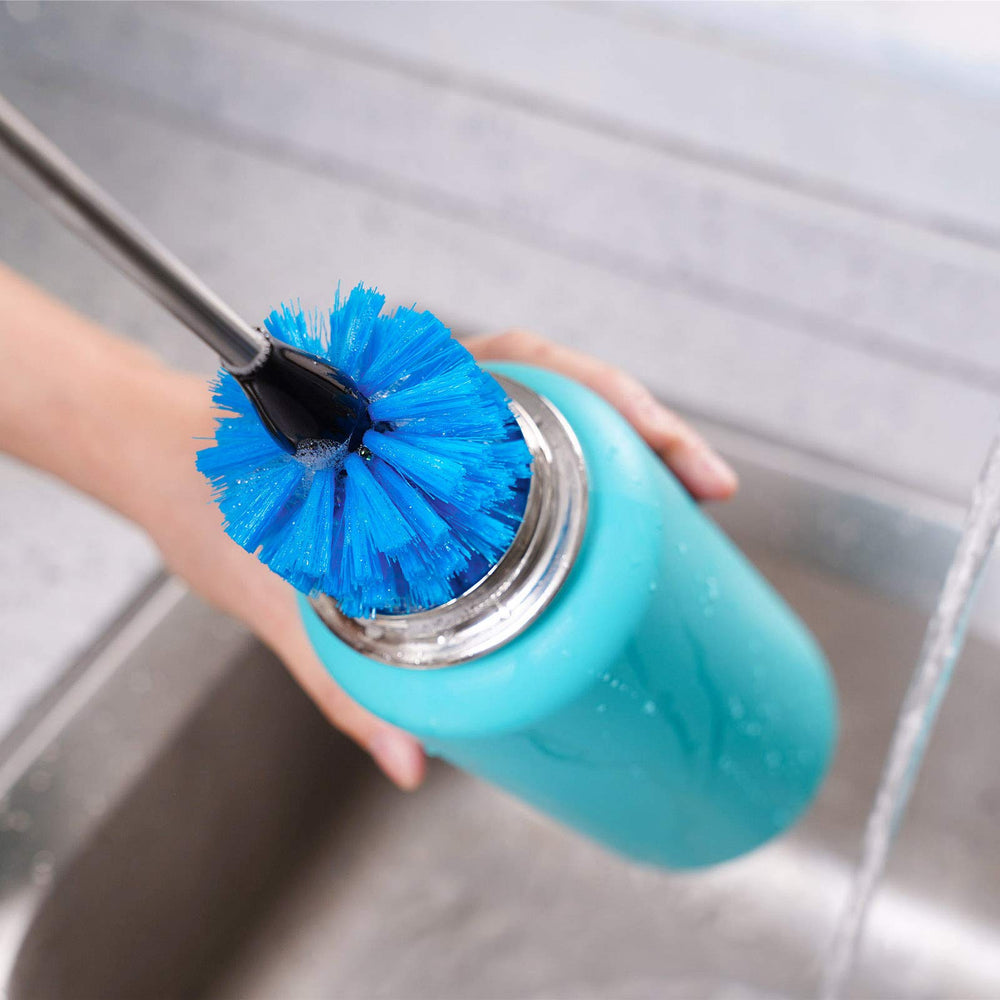 MOSOLAN bristles and replaceable head detail for versatile cleaning