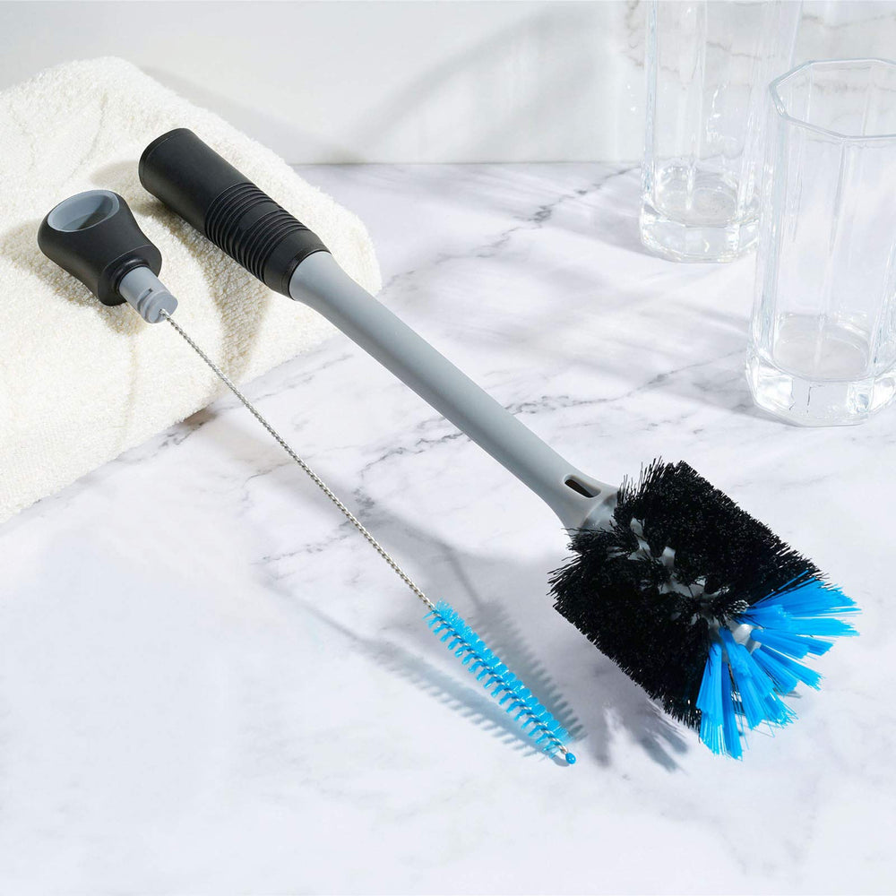 MOSOLAN flexible mini-brush tackles straws and crevices for a thorough clean.