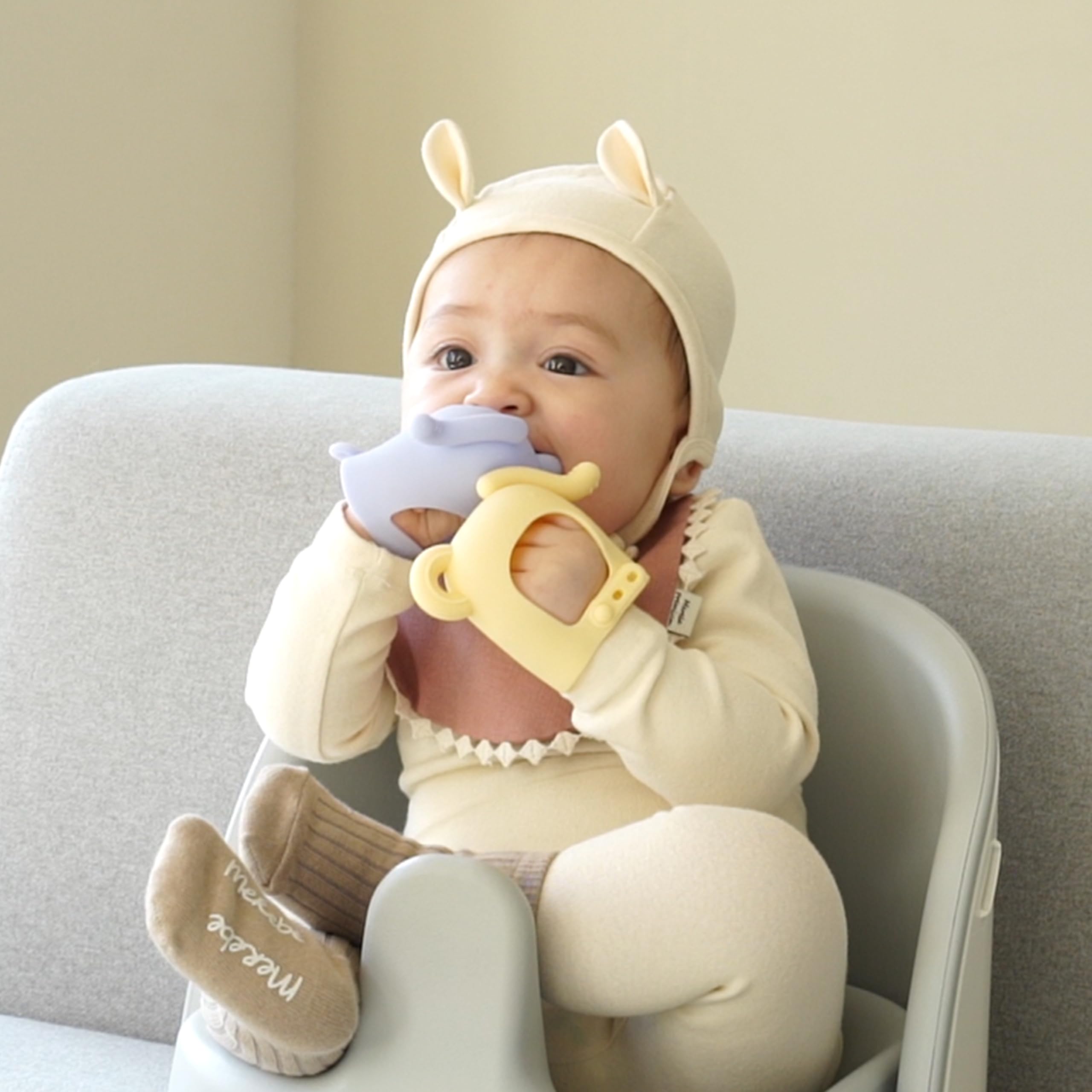 MOYUUM drop-resistant design offers reliable protection during playtime.