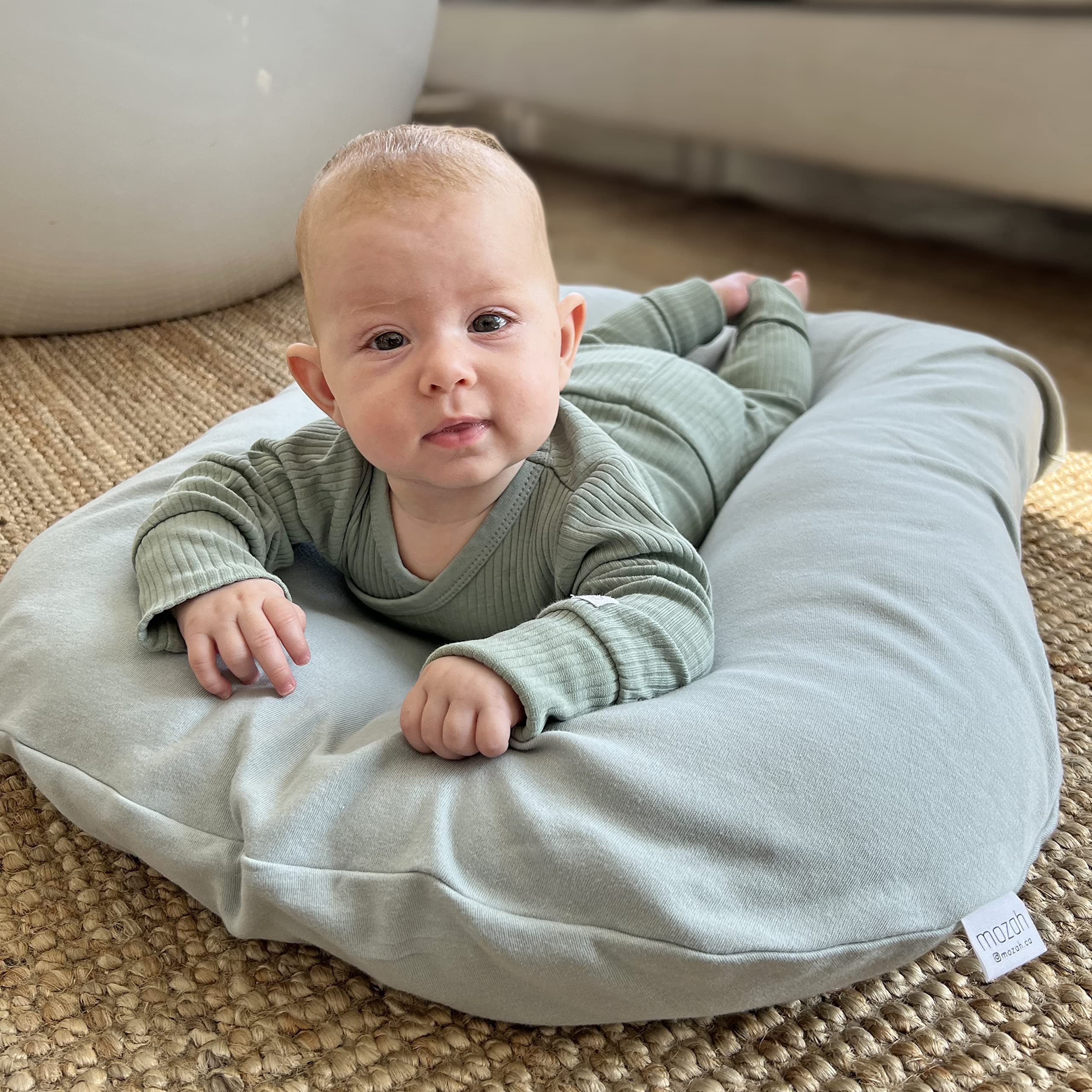 MOZAH Newborn Lounger Cover close-up shows breathable cotton texture