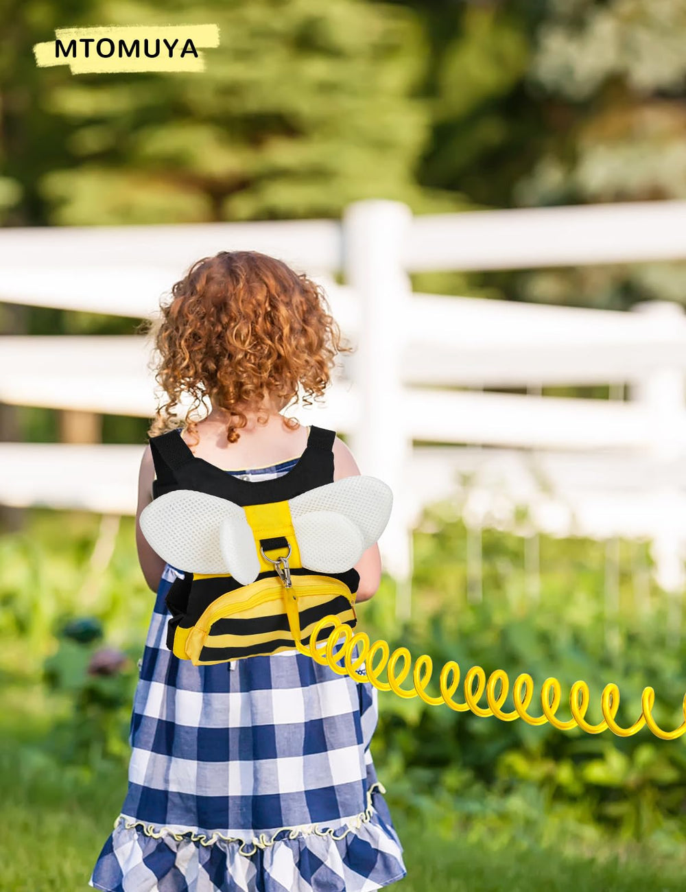 MTOMUYA outdoor safety leash in use during park visit