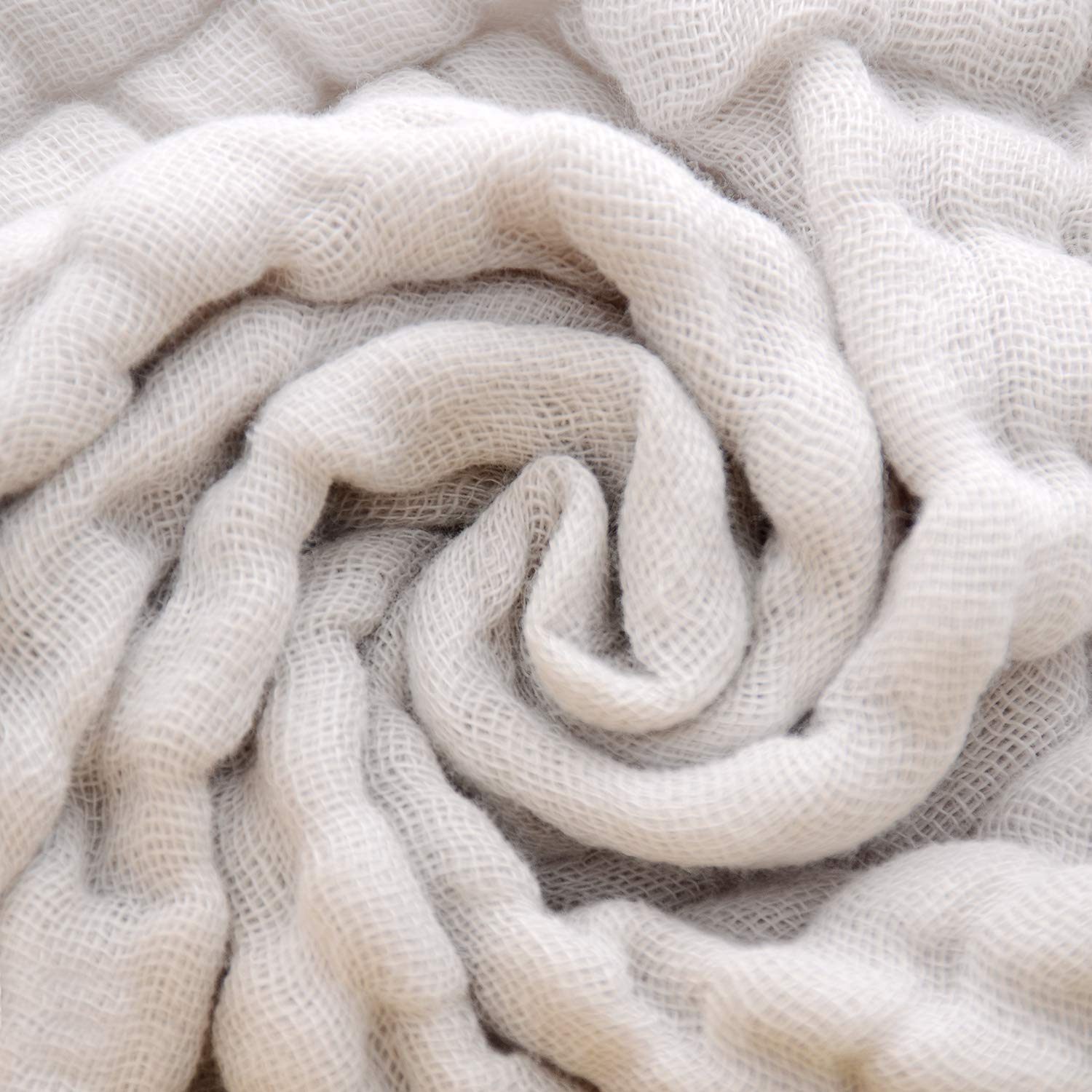 MUKIN bath scene with washcloths, ideal for bath time routine