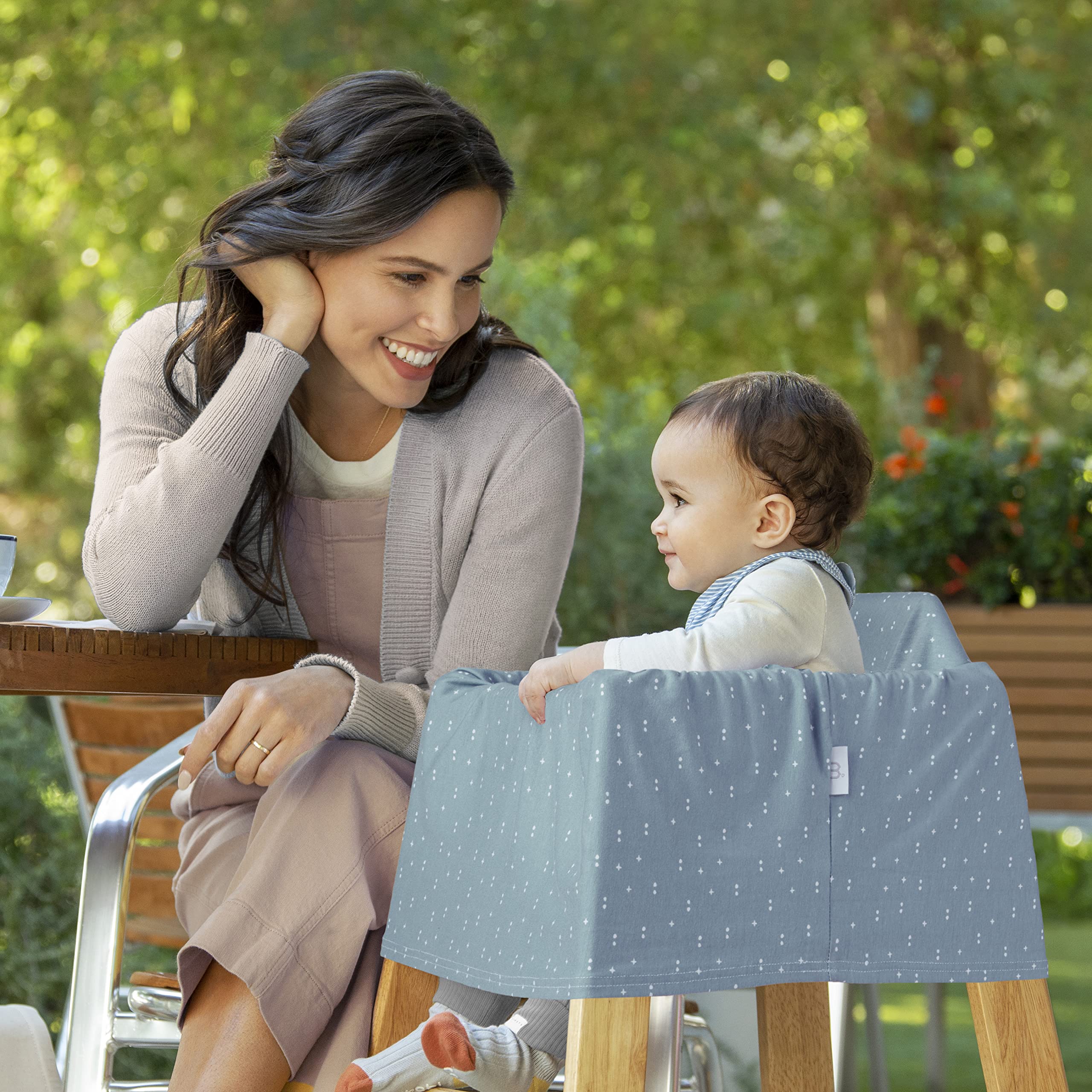 Munchkin Milkmakers infinity scarf capability adds stylish multi-use comfort.