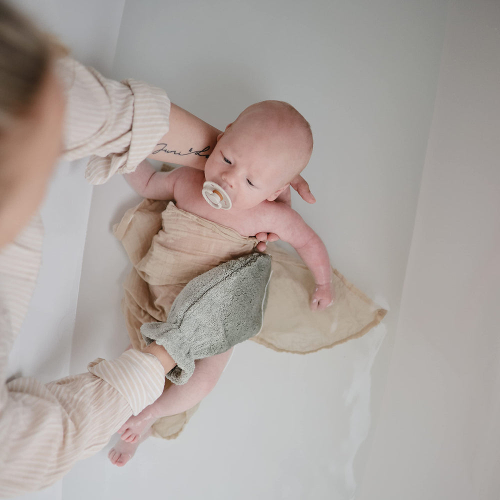 Mushie baby bath mitt made of organic cotton for sensitive skin.
