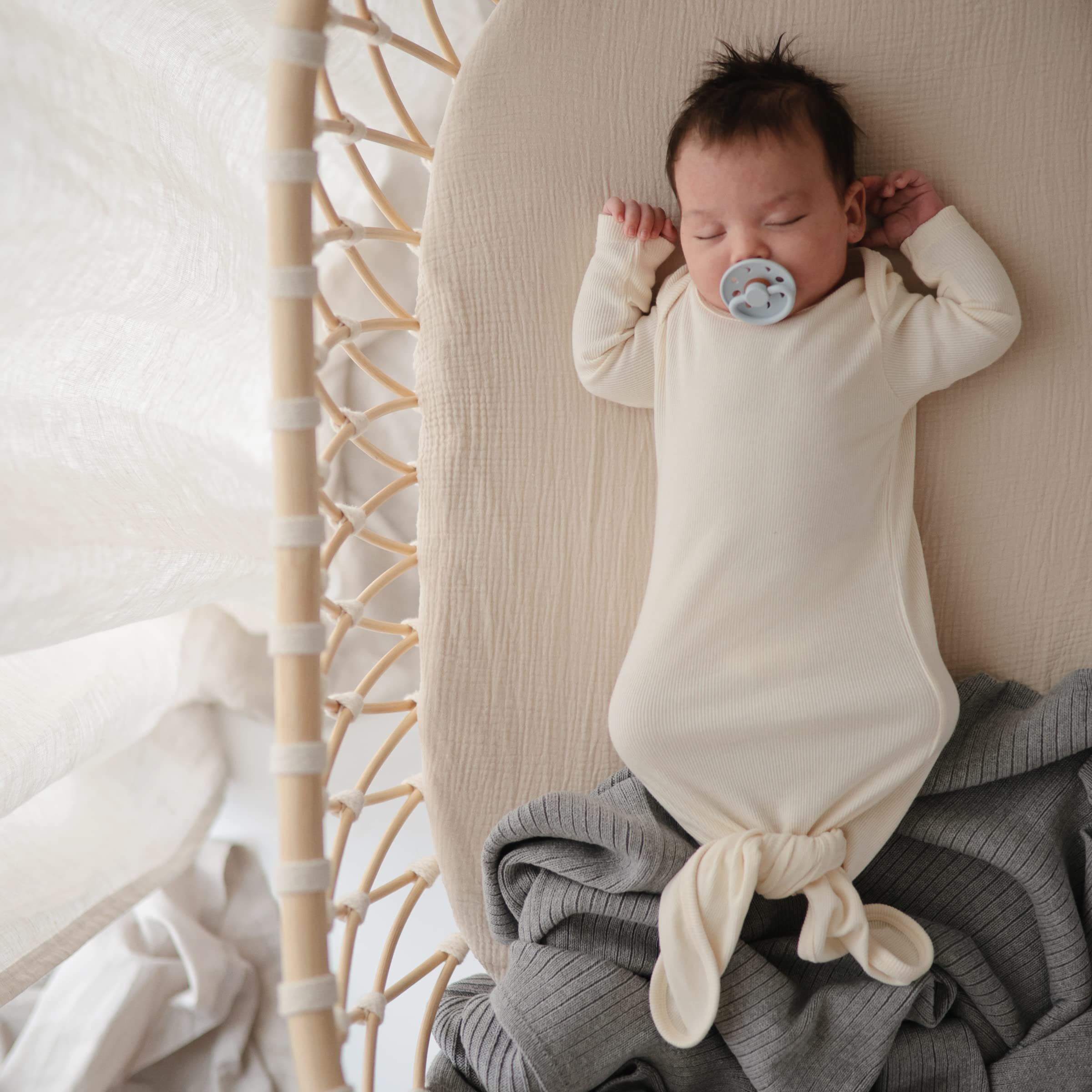 Mushie muslin crib sheet fog deep pockets ensure a secure fit.