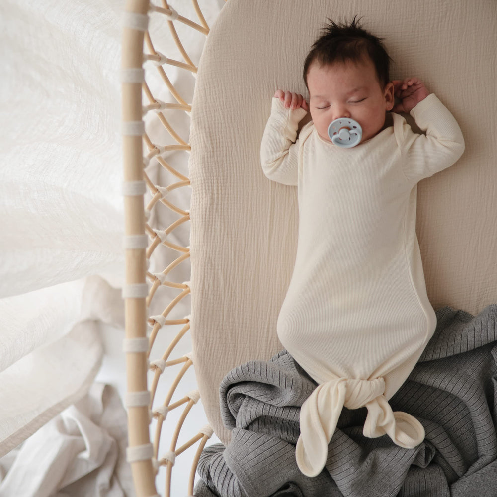 Mushie muslin crib sheet fog deep pockets ensure a secure fit.