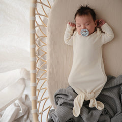 Mushie muslin crib sheet fog deep pockets ensure a secure fit.