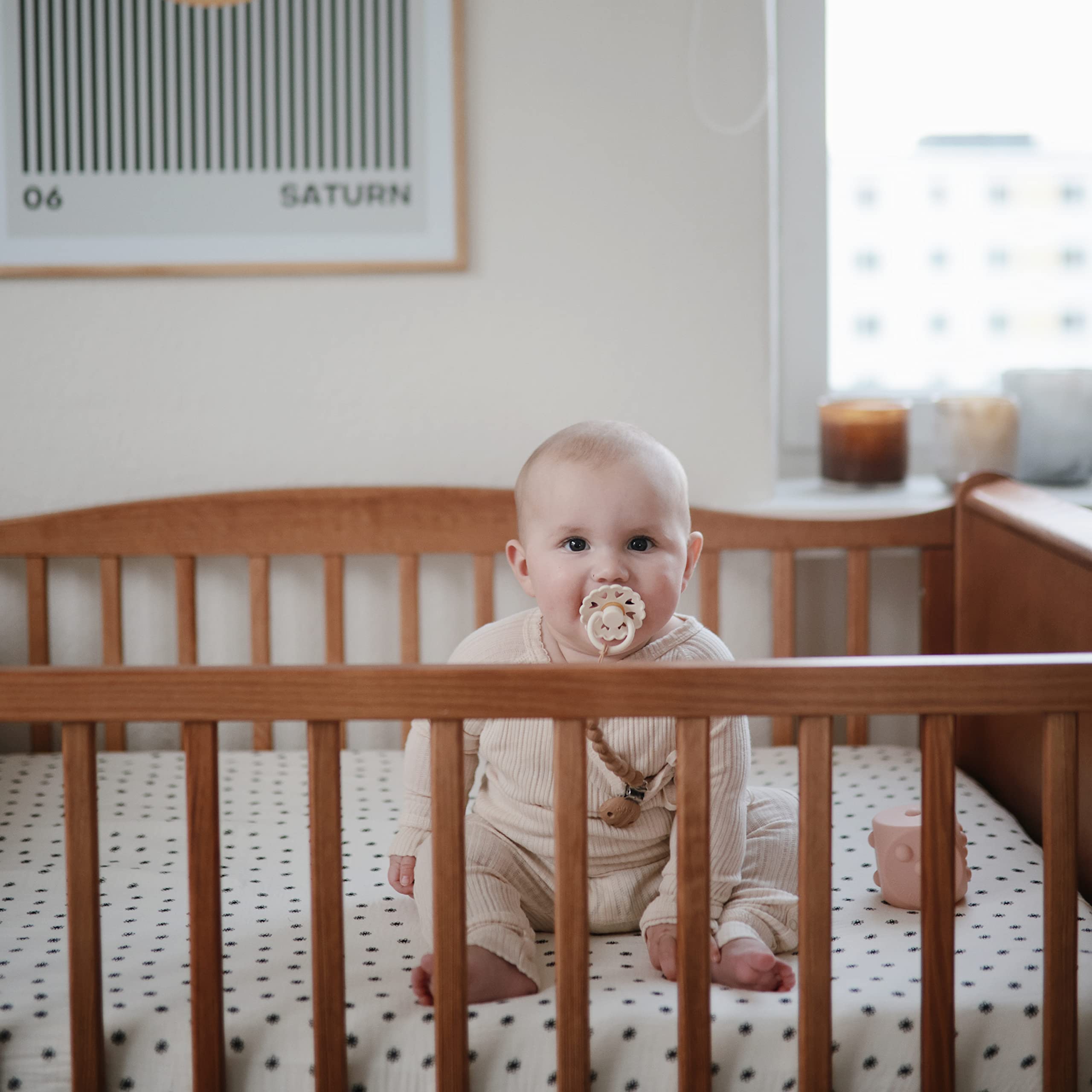 Deep-pocket detail on Mushie crib sheet ensures secure mattress fit.