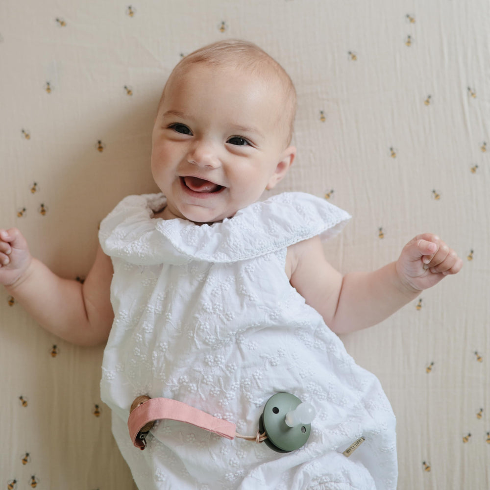 Mushie fitted crib sheet elastic edge for quick, secure mattress fit.
