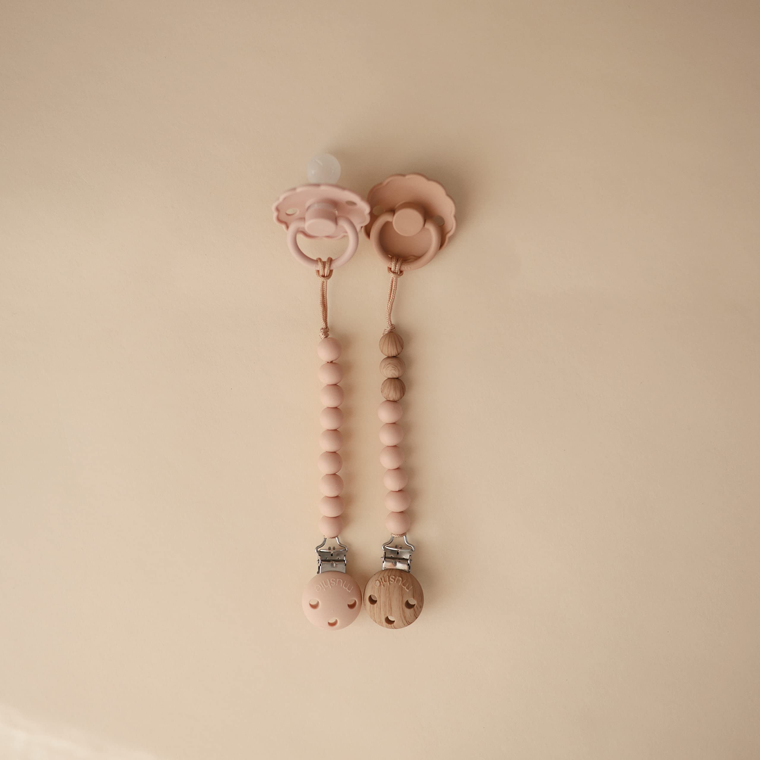 Mushie Hera pacifier clip close up shows screw-free silicone clasp.