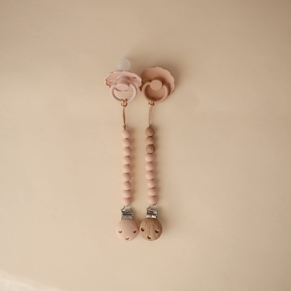 Mushie Hera pacifier clip close up shows screw-free silicone clasp.