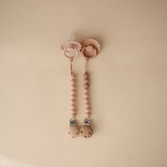 Mushie Hera pacifier clip close up shows screw-free silicone clasp.