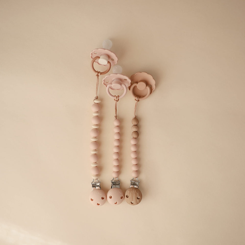 Mushie Luna screwless clasp close-up demonstrating screw-free attachment