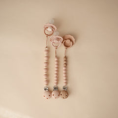 Mushie Luna screwless clasp close-up demonstrating screw-free attachment