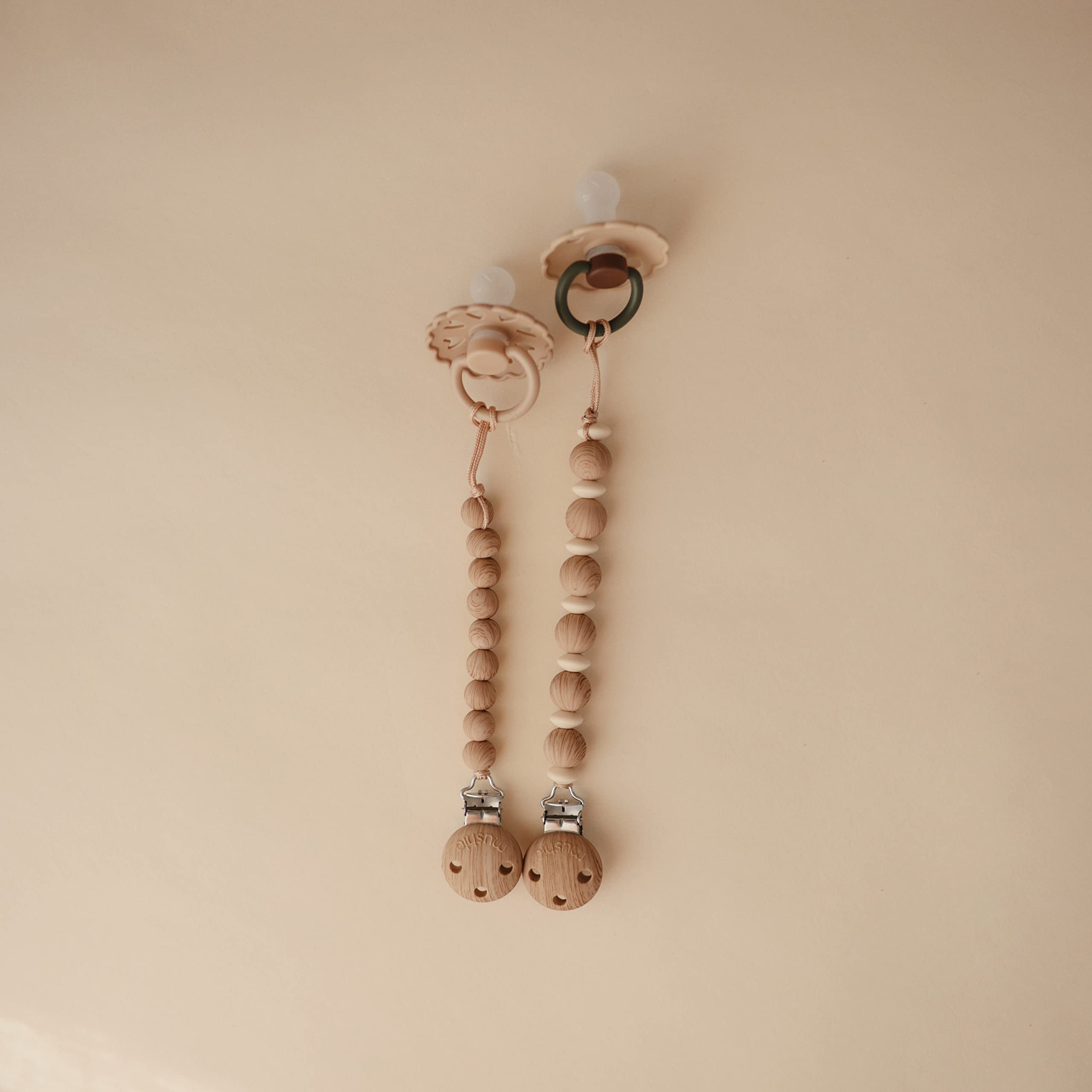 Mushie Luna silicone clasp detail with screw-free design for quick use.