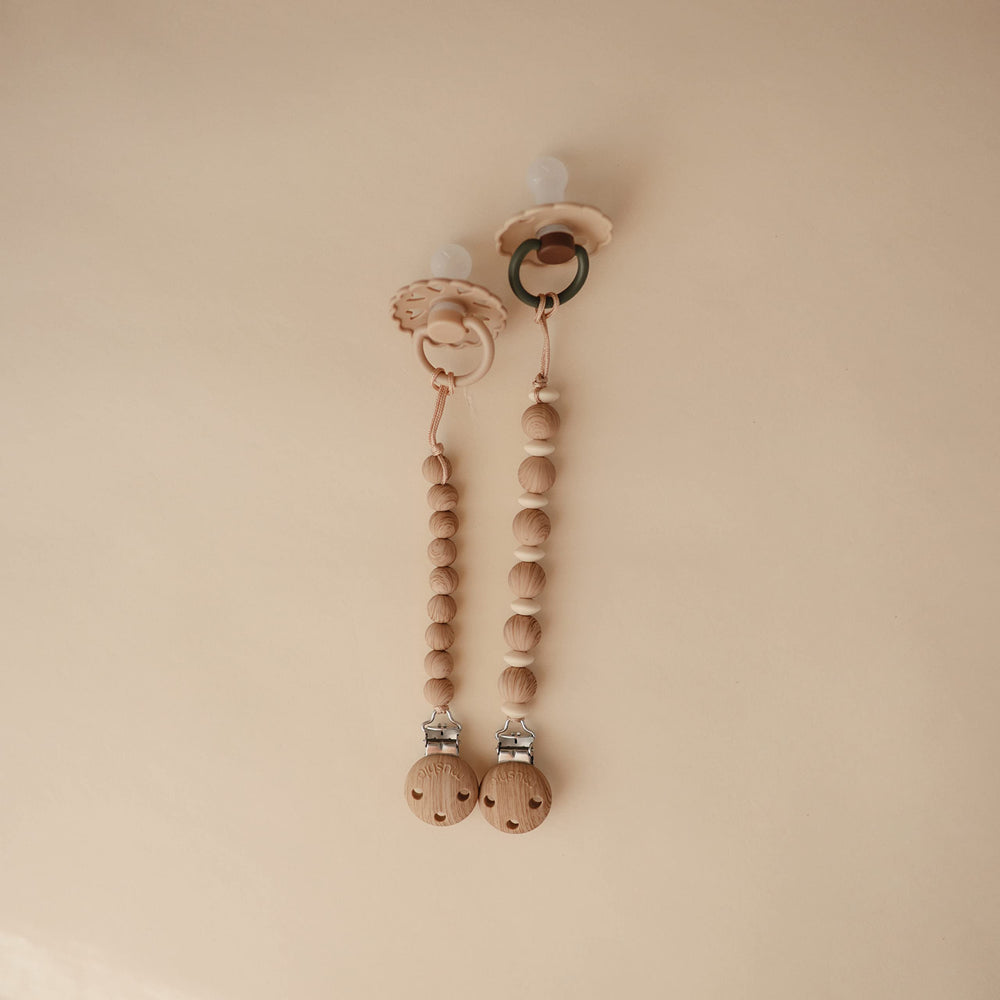 Mushie Luna silicone clasp detail with screw-free design for quick use.