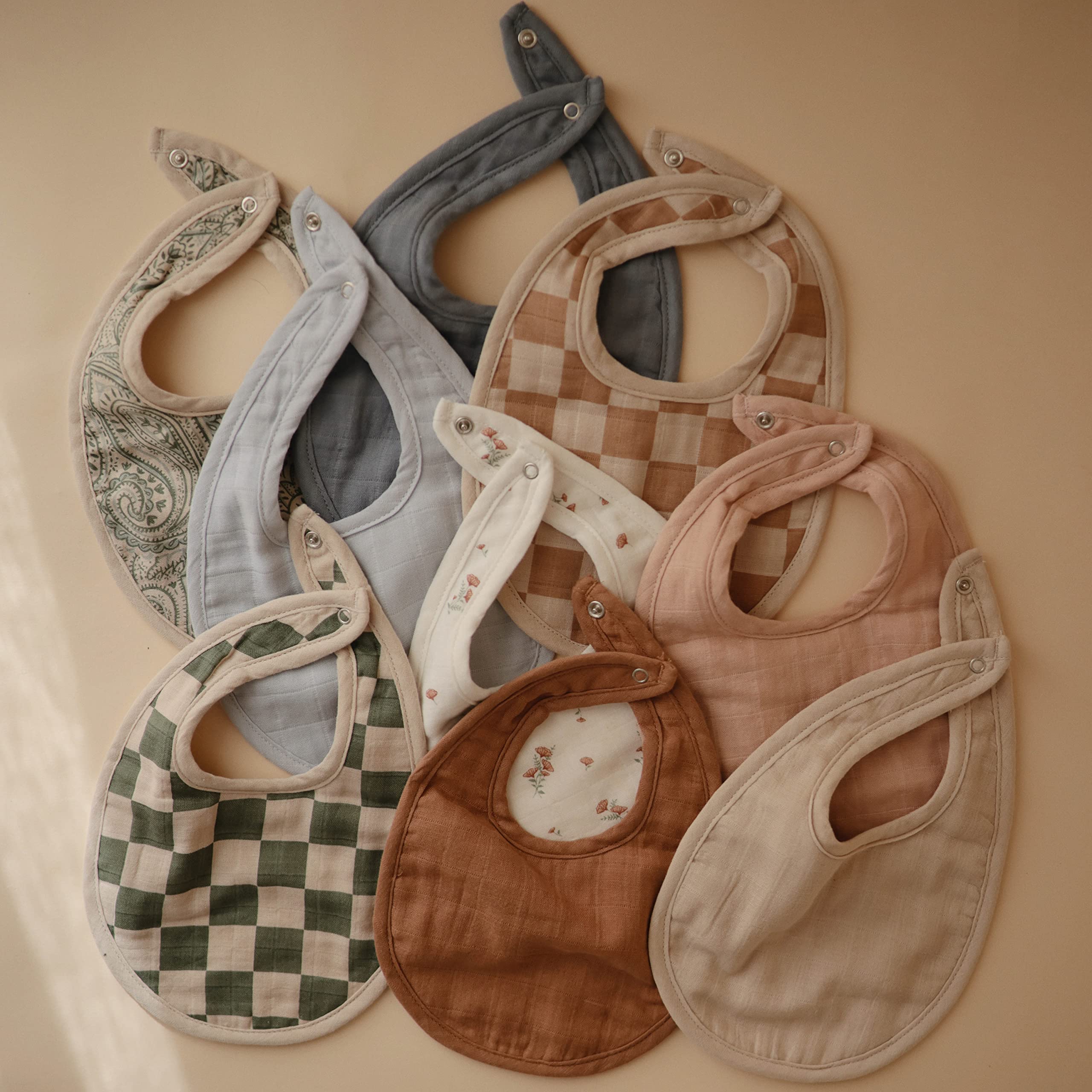 Mushie muslin bib mealtime-mess-ready design helps keep outfits clean.