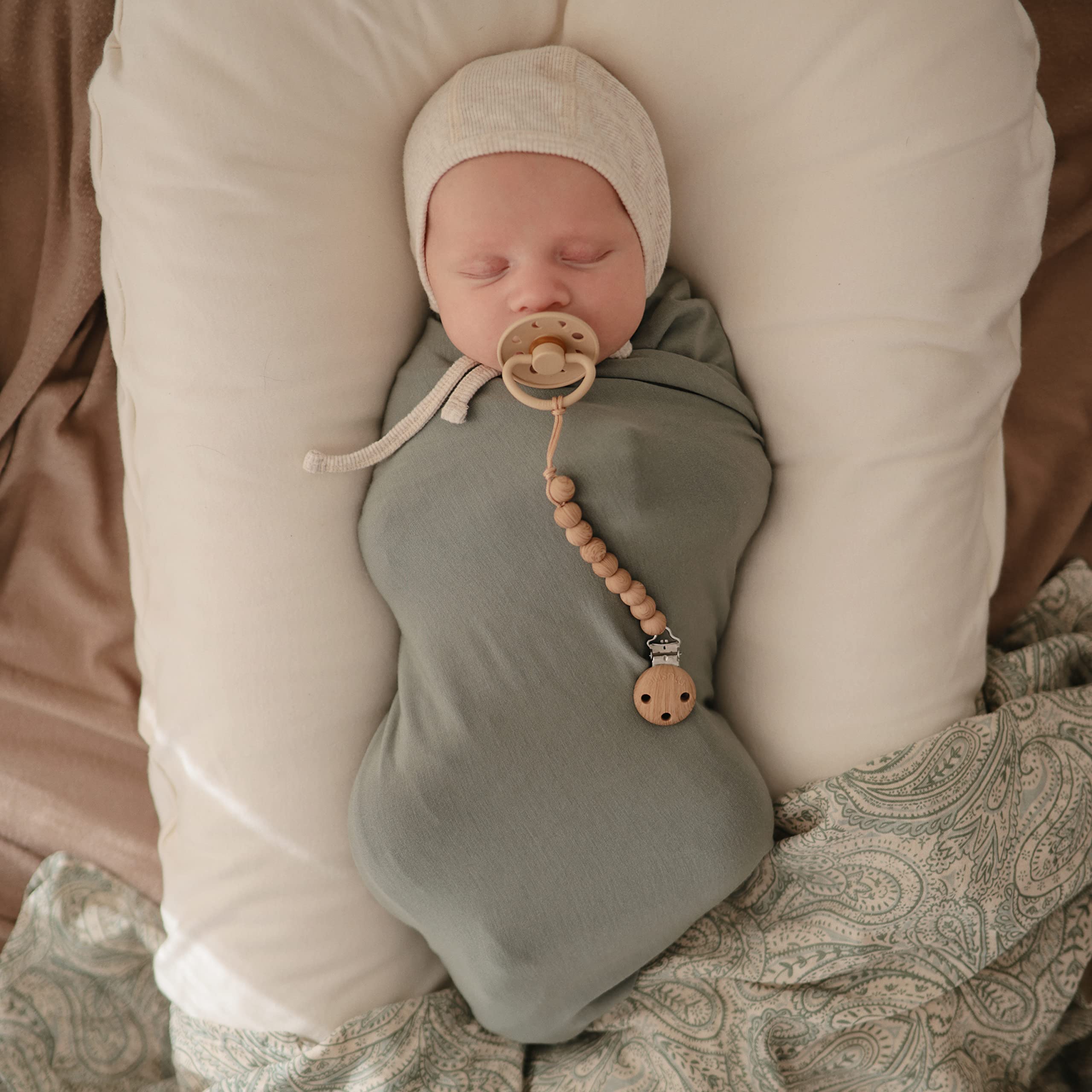 Mushie pacifier clip is easy to clean with hand wash.