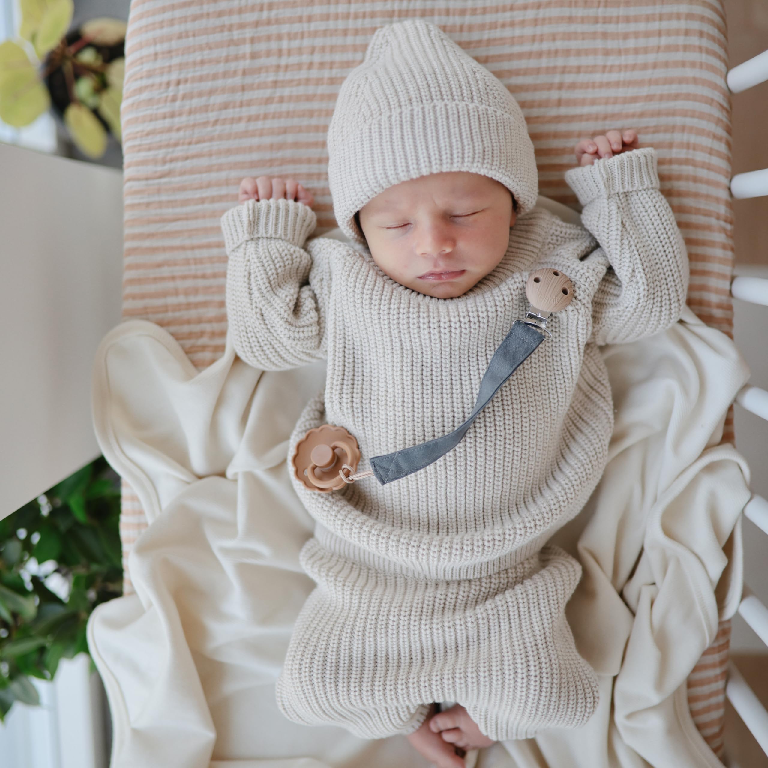 Mushie Pacifier Clip water-resistant coating emphasizes daily resilience