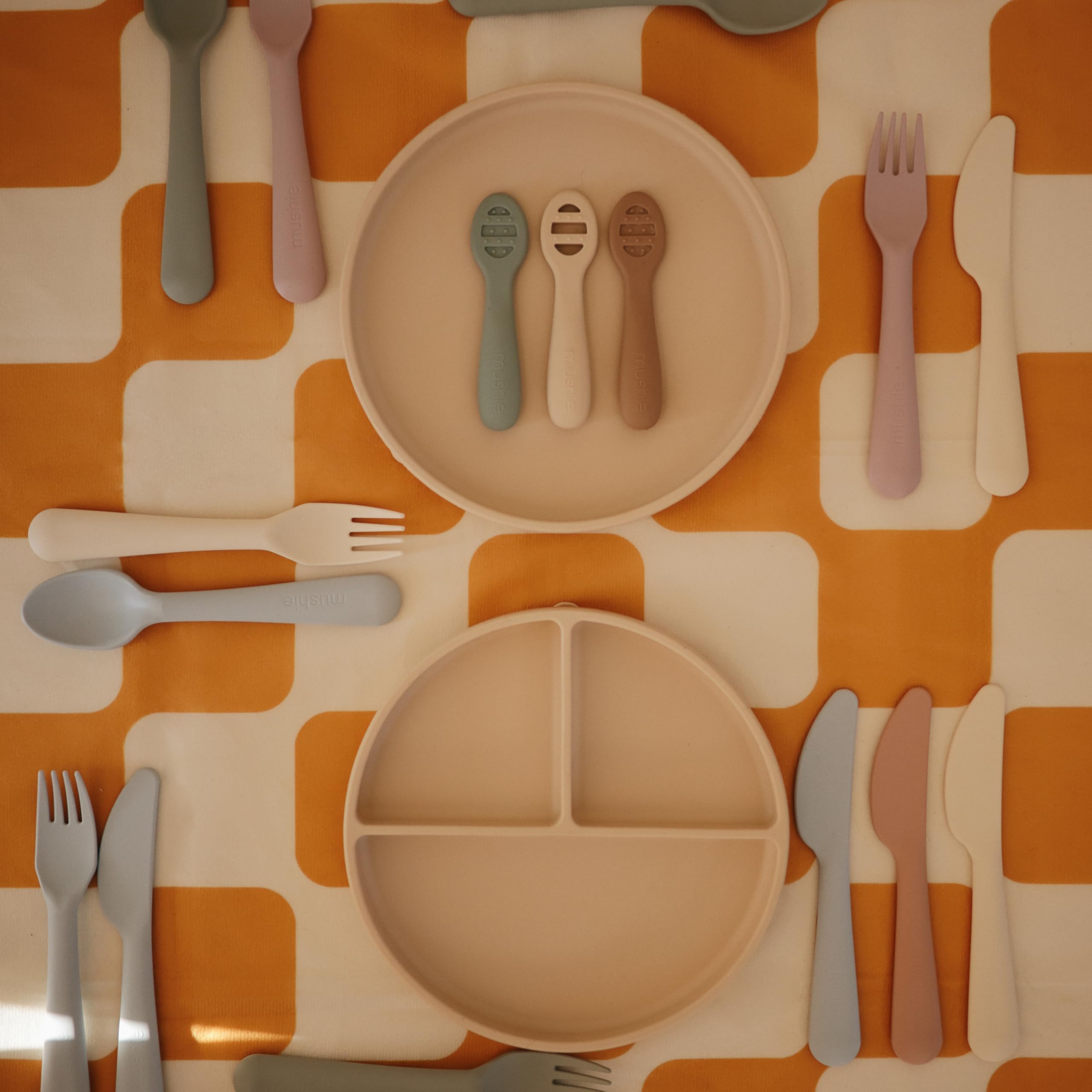Shifting sand color display of Mushie silicone plate