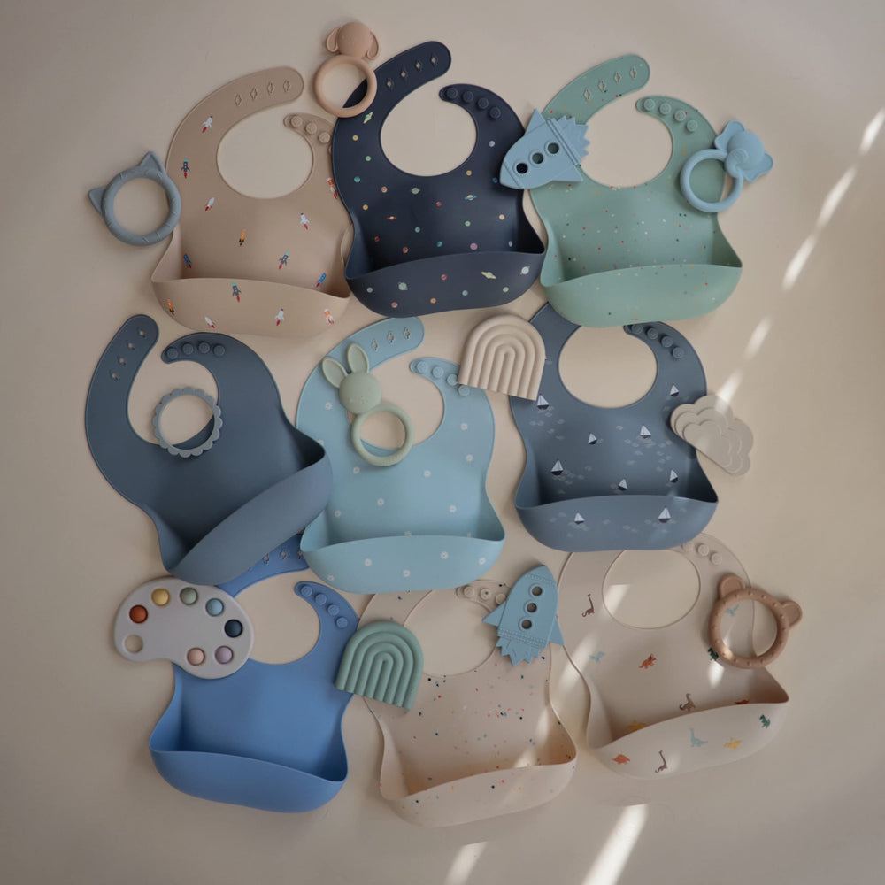 Mushie Cambridge Blue Confetti bib coordinates with mushie tableware.