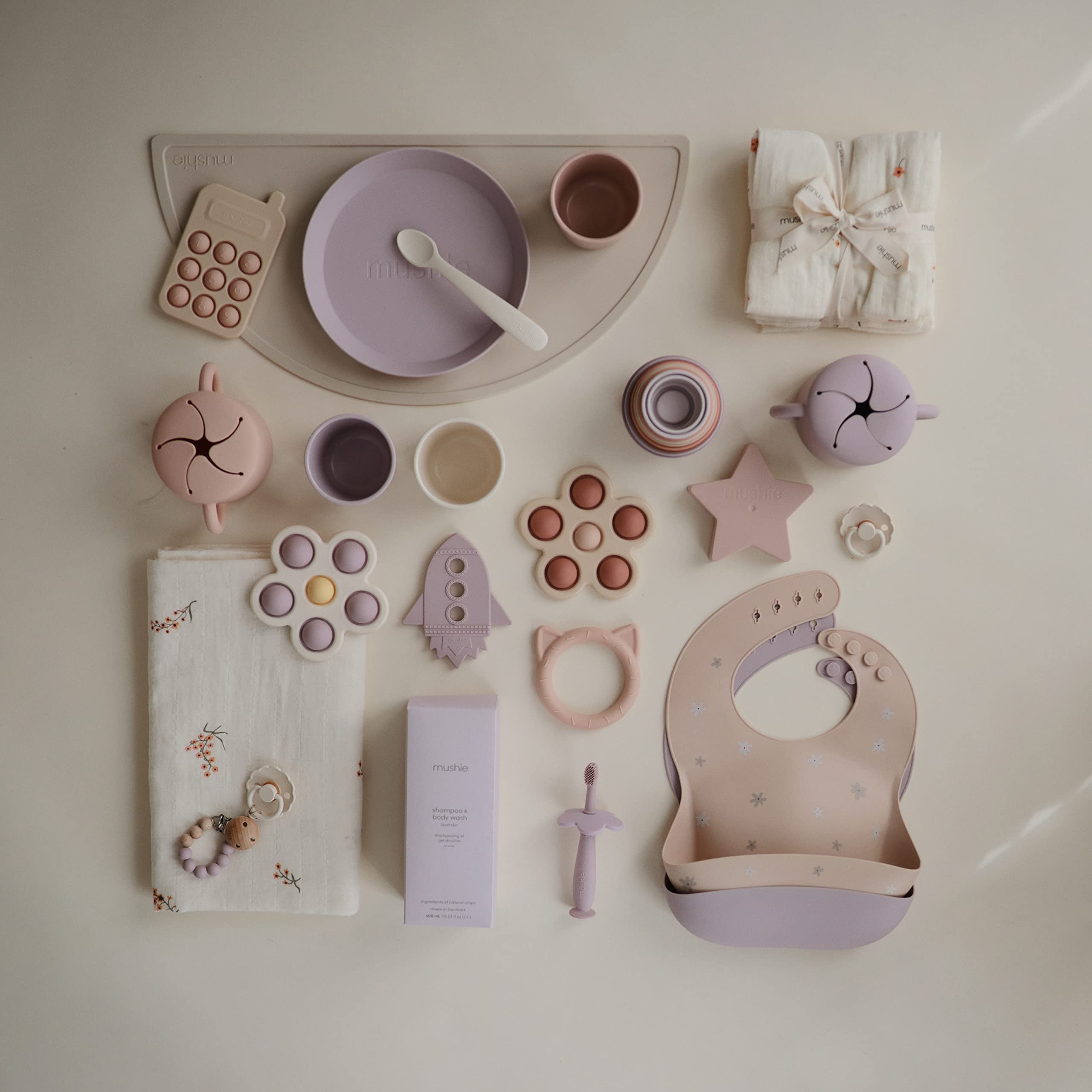 Mushie Daisy mealtime routine supported by adjustable neck and flexible fit.